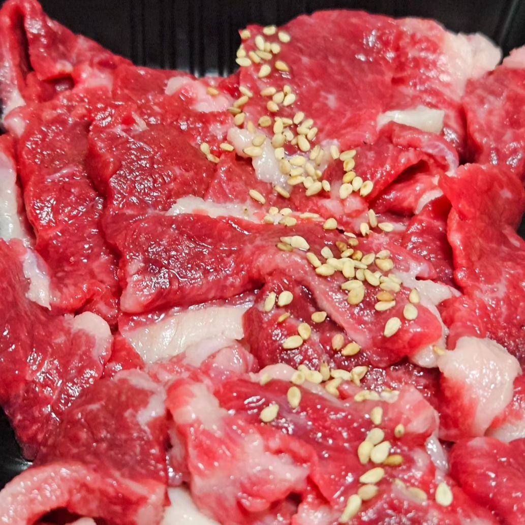 #광고

생차돌사시미를 먹을 수 있어 특별한
광주 용봉동 맛집 형님육회!!

육회나 생고기 같은 육사시미는 생각보다 먹을만한 곳이 꽤 있지만 차돌박이는?

차돌박이를 생으로 먹을 수 있는 곳은 찾아야하는데, 형님육회가 딱 생차돌사시미를 준비해두고 있었습니다.

구워먹거나 차돌짬뽕 같이 요리에 넣어서만 먹던 차돌박이의 생고기는 쫄깃쫄깃하면서 고소하게 퍼지는 기름기가 특징!

육사시미와는 또 다른 매력이 있는 생고기라 용봉동맛집 형님육회 간다면 주문해볼만 합니다.

메인인 육회도 깔끔하고 맛있어서 또 생각나는데, 용봉동에서도 번화한 전철우 사거리에 있으니 술자리 갖는다면 여기로 자리 잡아도 좋을 것 같습니다 :)

✅장소
형님육회 용봉점

✅주소
광주 북구 저불로 51
용봉동 1378-1

✅운영시간
14:20~02:00

배달 및 포장 가능
.
.
#광주맛집 #용봉동 #형님육회 #생차돌박이 #차돌박이 #생고기 #육회 #용봉동맛집 #광주육회 #광주생차돌사시미
