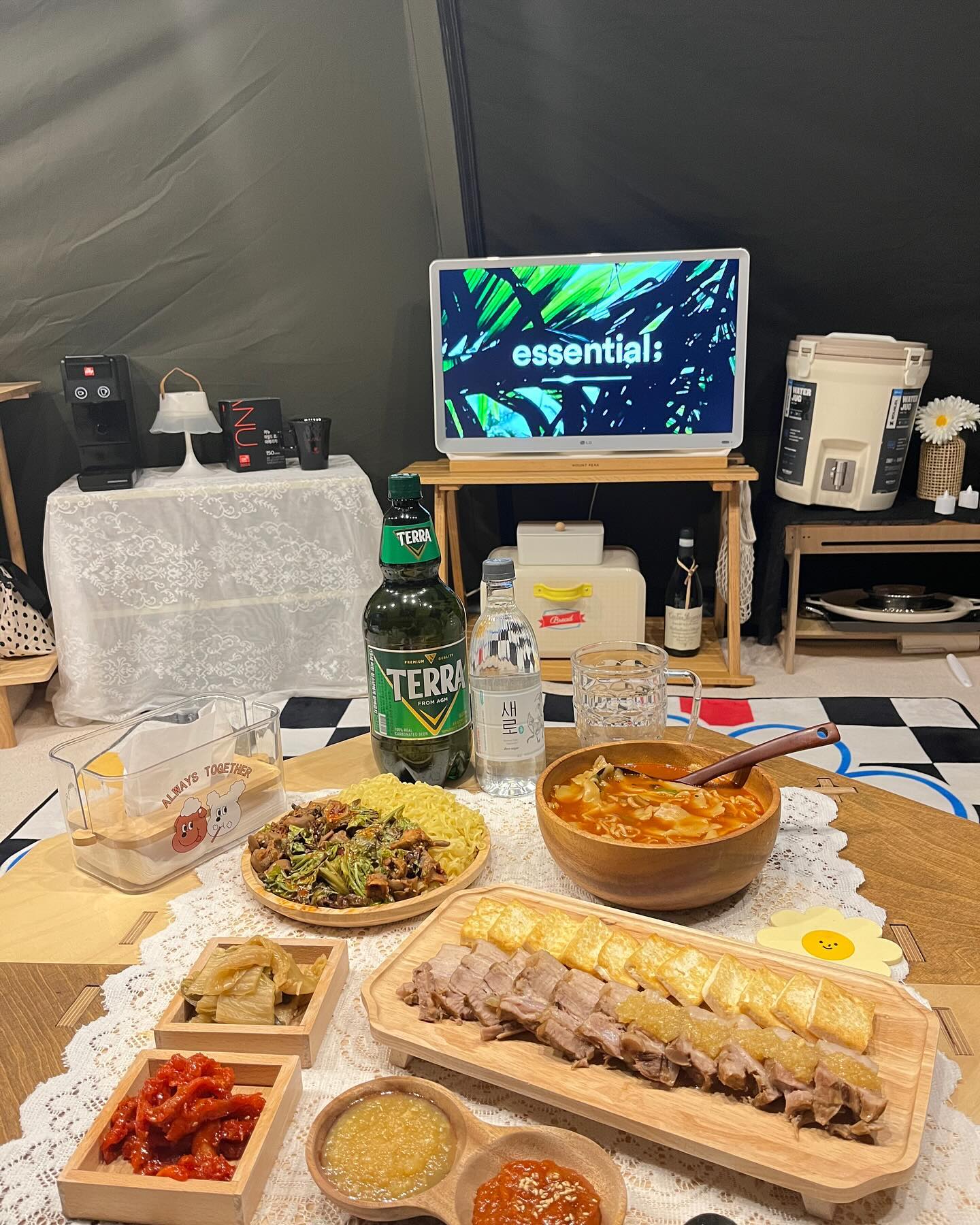 ⛺️ 장박지에서

텐트 안에서는 구워 먹지 않는 요리여야지
연기가 나지 않아 깔끔하게 먹을 수 있다는 거 😁

🏷️ 들기름두부구이 & 마늘보쌈
들기름으로 구운 고소한 두부와 마늘소스를
만들어서 같이 얹어 먹으니 진짜 맛있..!

🏷️ 골뱅이 무침
골뱅이에 상추를 같이 무치고 라면사리까지
준비하면 상콤하면서 든든하게 👌

🏷️ 얼큰한 수제비
반주에 국물요리는 무조건이니깐
후루룩 떠먹을 수 있는 얼큰한 수제비까지 완벽 👍

캠핑만 오면 살이 찌는데.. 다들 그런거쥬? 🤣

.
.
.
.
.
.
.
.
.
.
.
.
.
#캠핑#camping#キャンプ#캠핑요리#캠핑음식#캠핑메뉴#요리#캠핑메뉴추천#캠핑음식추천#캠핑요리추천#보쌈#마늘보쌈#두부구이#들기름두부구이#수제비#고추장수제비#골뱅이무침#캠핑먹방#캠핑저녁#캠핑한끼#저녁메뉴#캠핑가족#장박지#캠핑소통