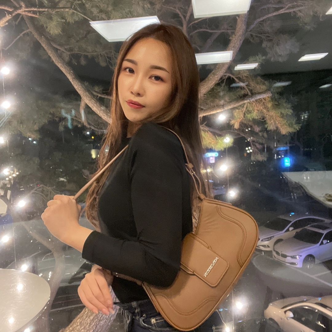 #협찬 

꿈을 담는 브랜드 "파르미에레덴" 
parmiereden

👜 PM04 BELTED BAG BROWN 

✔️ 최상급 친환경 비건 레더 소재로
스크래치에 강하고, 100% 방수원단으로 
칠칠이들 걱정 no! 

👜 힙하면서도 클래식한 디자인이라 어떠한
룩에도 매치하기 좋은 숄더백 

✔️ 미니백 디자인이지만, 넉넉한 수납공간으로
지갑, 팩트, 립스틱 등등 짱짱하게 수납 가능! 

지퍼마감으로 소지품 잃어버릴 걱정도 없어요🫶🏻 

#파르미에레덴 #숄더백 #여자숄더백 #미니백 #여자가방 #비건가죽 #파르미에레덴가방