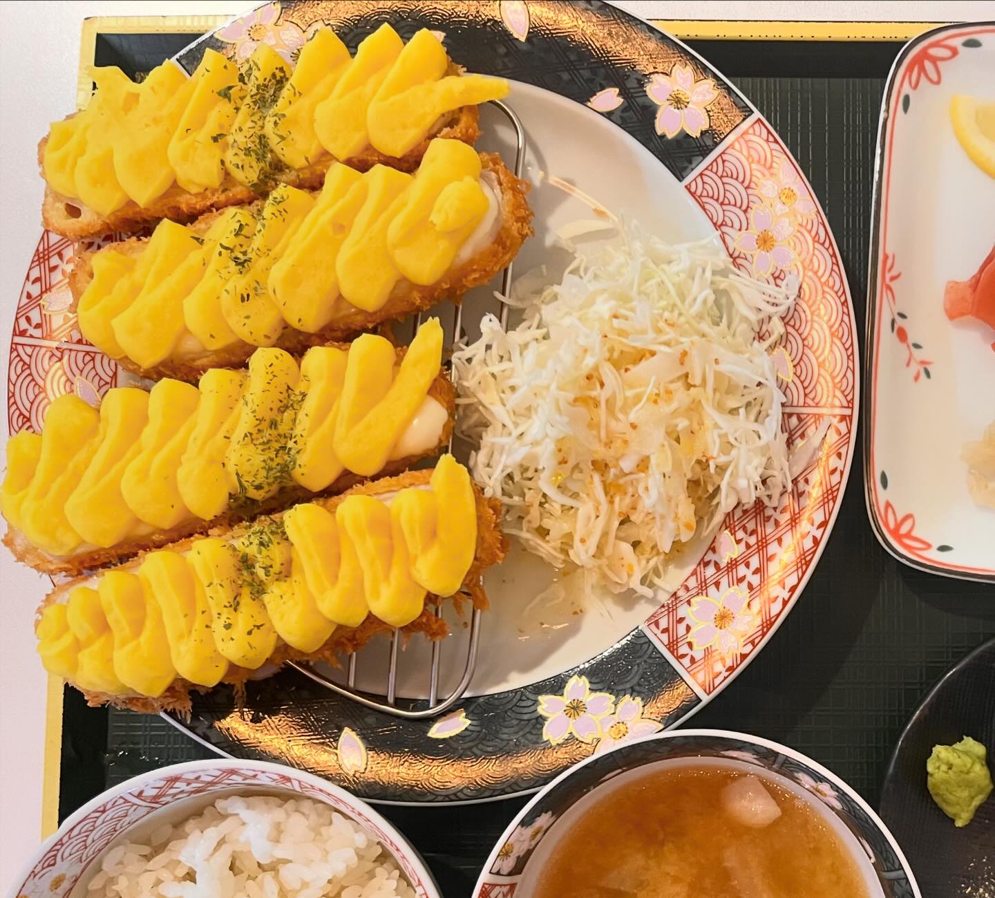 마곡나루] - [카츠인마곡]
-
<언제 먹어도 맛있는> 깔끔한 일본식 돈카츠 맛집.
-
동네에 살고 있는 사람들은 단골로 가는 돈카츠 맛집. 겉바속촉을 원하는 사람들은 환영할 가게다. 튀기는 정도와 튀김 옷 두께, 고기의 익힘. 삼박자를 잘 알고 계시는 실력이시라 맛있을 수 밖에.
-
초딩 입맛이라 고구마치즈돈까스를 좋아하는데. 아낌없이 고구마무스를 올려 주셔서 고구마 덕후는 행복하다. 기본 플레이팅에 오복채, 샐러드, 로즈마리솔트, 레몬솔트, 와사비, 레몬피클 돈지루가 같이 구성이 되어있어 느끼하지 않게 곁들어 먹을 수 있다.
-
밥,국은 리필이 가능해서 더 가성비가 좋다. 이 구성에 고구마치즈돈까스가 13,000원이라 부담스럽지 않은 가격이다.
.
- 위치 : 서울 강서구 마곡중앙로 161-22 B동 118호
- 번호 : 0507-1341-9381
.
.
#먹고살자🍽️ #마곡나루맛집 #카츠 #카츠인마곡 #돈카츠 #돈카츠맛집 #맛도리 #맛집탐방그램 #맛집추천그램 #겉바속촉 #먹팔로우그램 #먹팔로우 #먹팔맞팔 #먹소통 #먹깨비 #먹는게남는거 #맛집스타 #마곡맛집 #맛집투어 #맛집투어그램