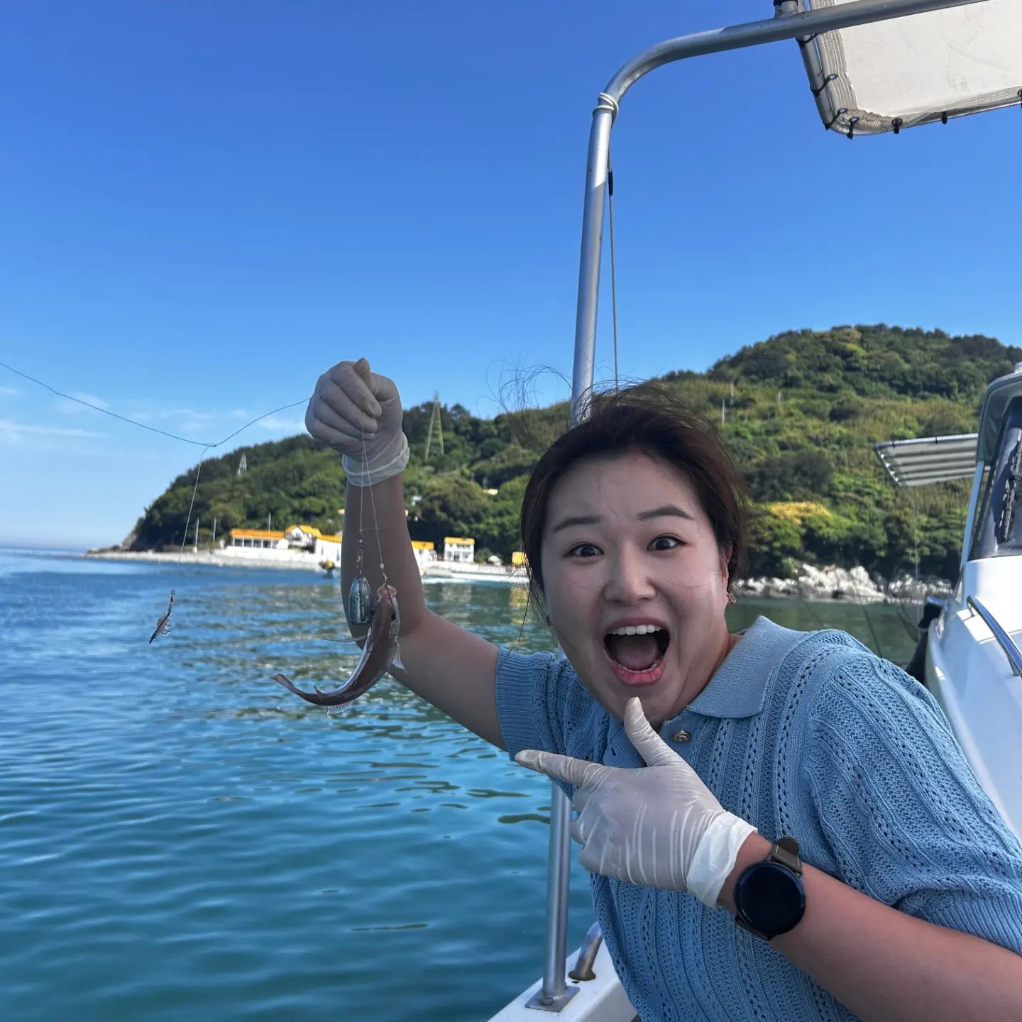 나운이랑 같이 고기잡이 하러 간 거제도
나운이의 물고기 바늘은 
아람이가 아주 용감하게 빼줬지 후후
.
여자 노홍철 같다는 나운이의 말에
만족시켜주기위해 최선을 다한
정홍철🐟
.
#낚시 #거제도 #보리멸 #산상낚시