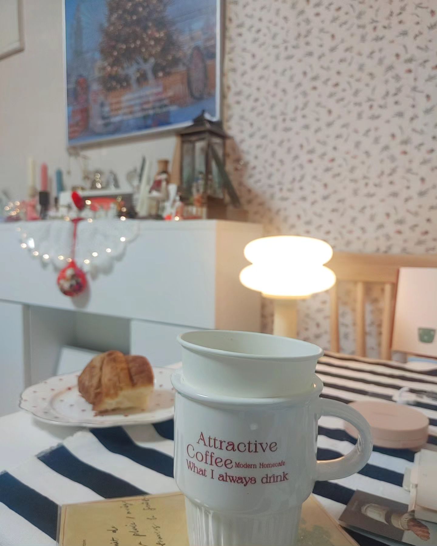_
오랜만에 핸드드립 내려 
어제까지였던 몽블랑 마저 먹기^^
#혼커☕️ 좋다 
날도 우중충해서 사진도 어둡고 
테이블 위도 지저분🙄ㅋㅋ 
.
.
.
.
#출근싫다😭 
#끼리🐘 #끼리_홈카페☕ #비오는날은역시 #카페인데
#christmasdécor #reditems #christmascake🎂 
#곧생일🎂 #hbdtome🎂 #오늘점심은너로정했다 
#닭닭닭🐔