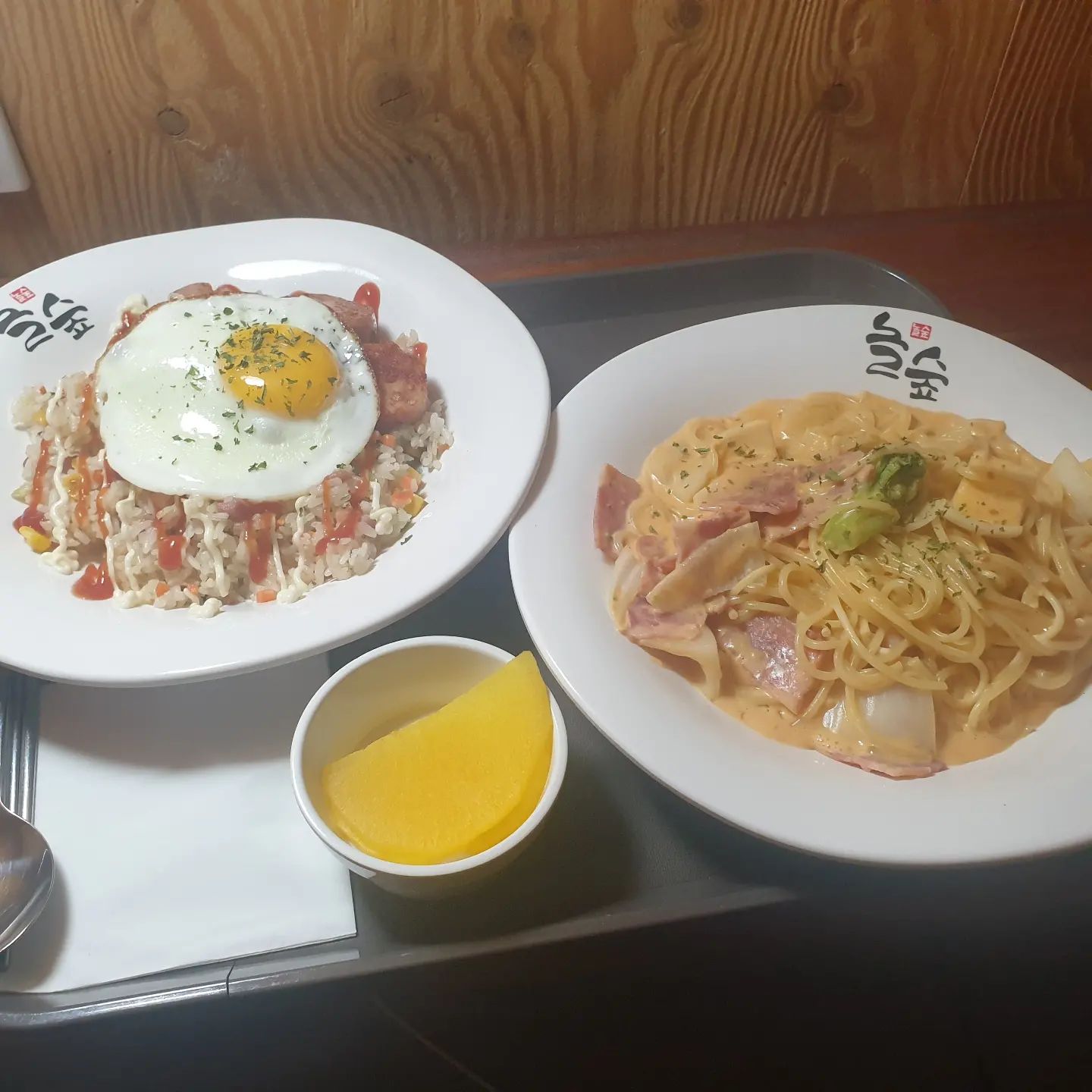 #협찬

I am 힐링 스페이스 다녀왔어요
부천 현백 시계탑 사거리쪽 투썸 건물에 위치한
#놀숲부천중동점 

시간제 선택을 한 뒤
결제는 재밌게 놀다 쉬고 나갈때
후불로 결제하면 되고요

매장이 꽤 커서 원하는 자리 착석 쌉가능
누워서 즐길 수도 있습니다

책상뿐만 아니라, 쇼파존, 굴방 등등
원하는 자리로 다양하게 착석 가능.

만화책 가짓수도 다양하고, 보드게임도 즐길 수 있다는 점~!

주술회전 존잼이네요
거의 귀칼급.
강츄하구요

여기 여직원분 엄청난 요리의 고수입니다
베이컨 로제 파스타
베이컨 푸짐하고 양파 아삭해서 식감 살아있고요, 브로콜리까지 양념이 잘 스며들어서 준맛
스팸 계란 볶음밥
스팸의 양 충분하고요
불향이 솔솔나는 볶음밥은 그냥 먹어도 존맛
계란 반숙의 상태는 최최상급
SSS급 존맛이에요

#디너의여왕 #놀숲 #놀숲부천중동점 #주술회전 #베이컨로제파스타 #스팸계란볶음밥