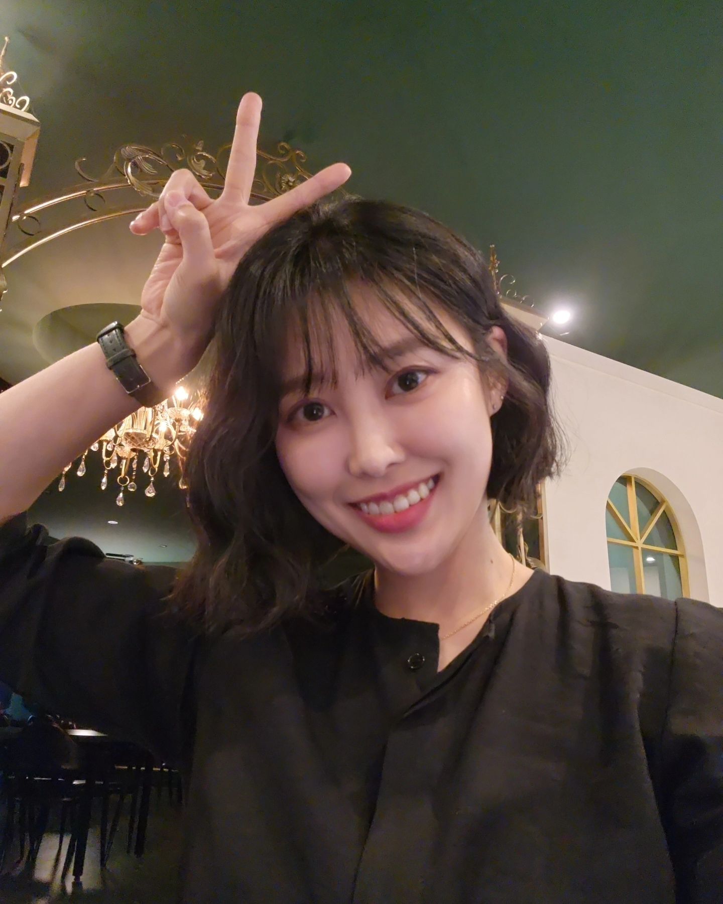 디엠으로 다들 너무 궁금해하길래...(수줍)
푸들(?)같다🐶 맘에 쏙 드는군✌️
#인생 #첫파마 머리에서 미용실냄새나는거 처음?같아..
여행가서 풀리면 안되니 낼 컬 더 뽀글뽀글하게 살려달라 해야지~ 😶‍🌫️
.
두번째사진은 너무 웃었노 👀 광대 튀어나오겠닼ㅋㅋㅋㅋ
.
.
.
#s컬 #s컬펌 #단발펌 #단발머리 #단발스타일
