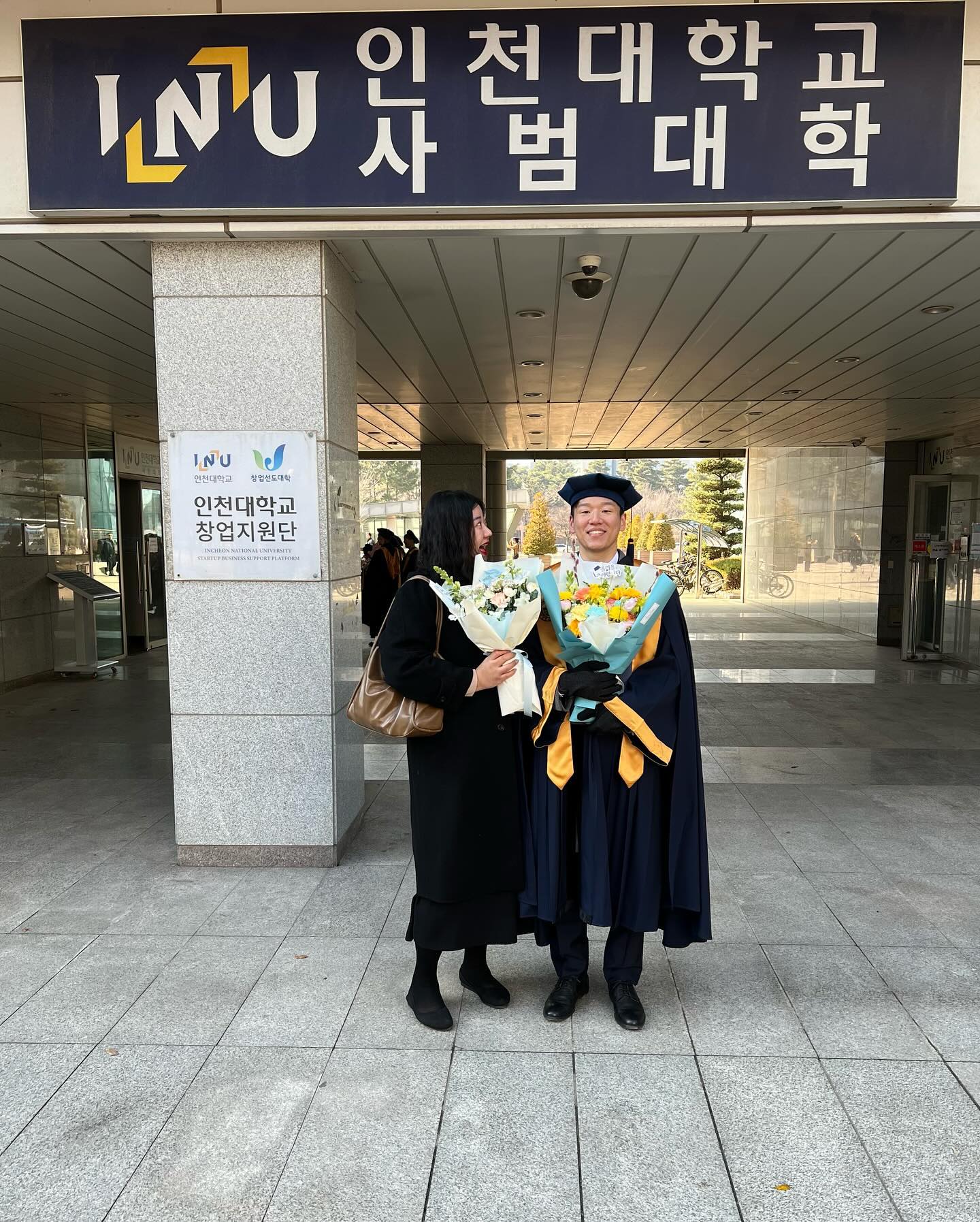마이럽 지기 졸업축하해🥹🩷
무슨일을 하든 오래걸리더라도 묵묵히 너의길을 가는게
너무 멋있다 나는 매일매일 너한테 반해
늘 응원하고 사랑해
근데 요즘 학사모 왜저뤱...?