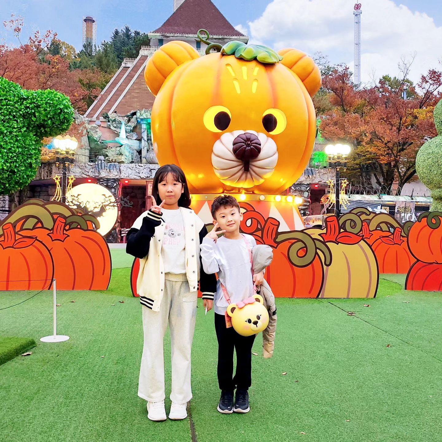#투혀니네👨‍👩‍👧‍👦 

신랑님 철심빼는 수술 잘 끝나고 
긴장 좀 풀리려고 하니 막냉이 독감걸리고
열떨어져서 기분좋게 간만에 이월드 고고-
진짜진짜 잼나게 놀고 기분 좋았는데
다놀고 나가려는데 비가 뚝뚝 떨어지길래
서두르다 맘이 발걸음이 급했나보다~
내리막길에서 앞서가던 신랑님 
바닥이 미끄러워 결국 넘어져서 다친 다리 또 다쳐버림 -
특히나 아이들이 많이 가는곳인데 이렇게 미끄러운바닥이 내리막길인데 이때까지 정녕 다친사람은 없었단 말인가?
물론 지금 다쳐서 다리힘이 없긴하지만 그래도 잘놀고 집으로 가려다 봉변당해서 찝찝하고 그랬던 하루가 됨 🤣

수술한 십자인대와 반월상연골은 괜찮으나 뒷쪽 인대가 많~~~이 늘어났지만 수술은 안해도 된다니 다행이다 증말 -
나 진짜진짜 서럽게 통곡할뻔했자냐 -
긴장이 풀어질만하면 이렇게 일이 빵빵터지니 나는 맘놓고 피곤할수도 아플수도 없네 😭

무튼 이월드 내리막길 다들 조심하셔요~!!!

#이월드 #놀이공원 #주말나들이 #잘놀다 #마지막에조짐 #그래도 #이만해서다행이야 #낙법친건겁나칭찬해 #아프지좀말고 #다치지좀맙시다