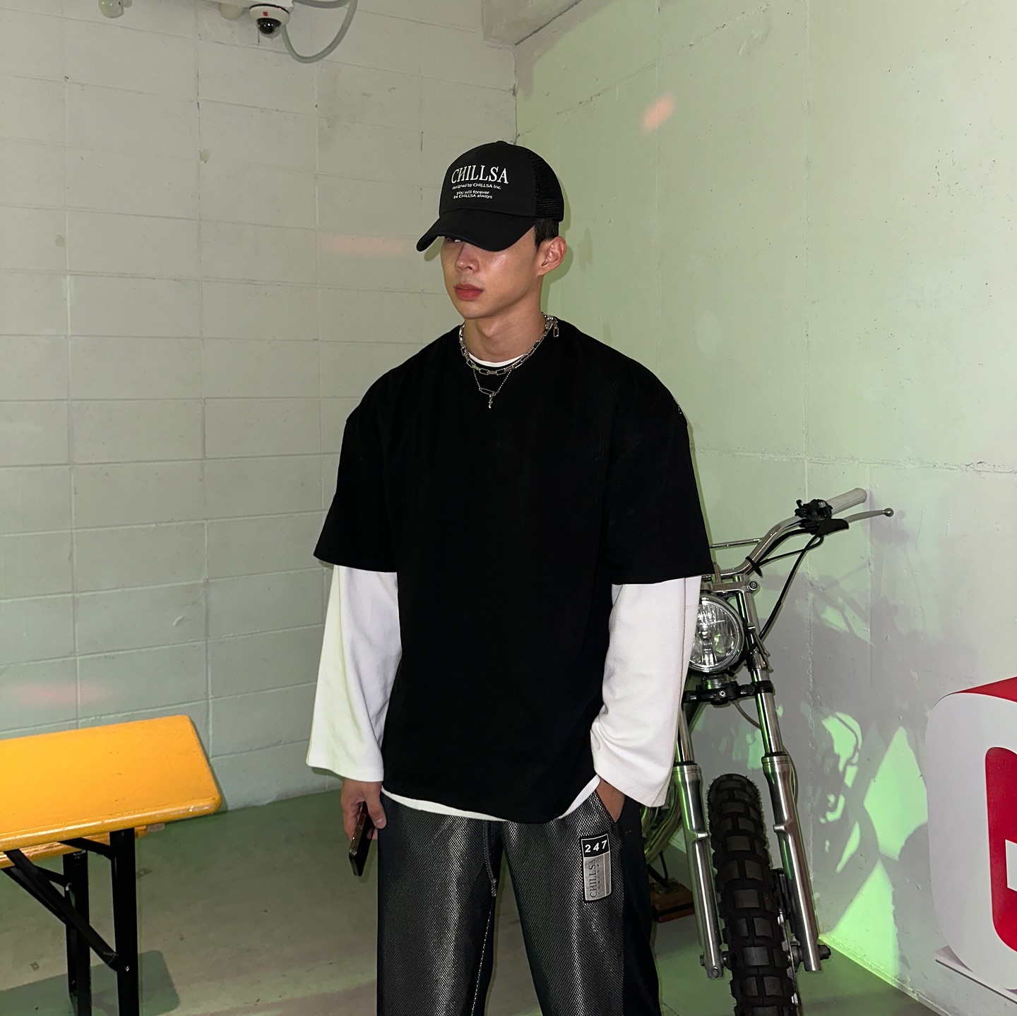 CHILLSA 아웃라인 컴포트 팬츠
오늘 오후 6:30 발매됩니다

1,2 SIZE 로 출시되며, 컬러는 ONE COLOR 입니다

이번에 선보이는 CHILLSA의 컴포트 라인은
짐웨어와 일상룩에서의 경계선이 없이
운동을 사랑라는 여러분들에기 언제어디서든
스타일리시한 코디를 만드실 수 있도록 제작되었습니다.

현재 코디는 CHILLSA
BK 트러커 캡
SW 롱슬리브 와 PS 숏슬리브를 레이어드하여
오늘 발매되는 아웃라인 컴포트 팬츠와 함께 코디하였습니다

-
-
#CHILLSA #메쉬팬츠 #트레이닝팬츠 #트레이닝팬츠코디 #RSG #짐웨어 #짐웨어코디