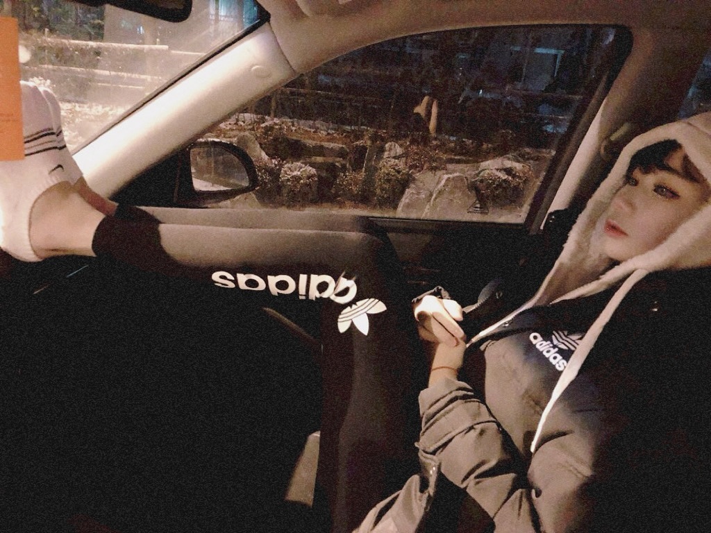 투디다스에 나이키양말 ,, 진심 난해한 조합이다🙄