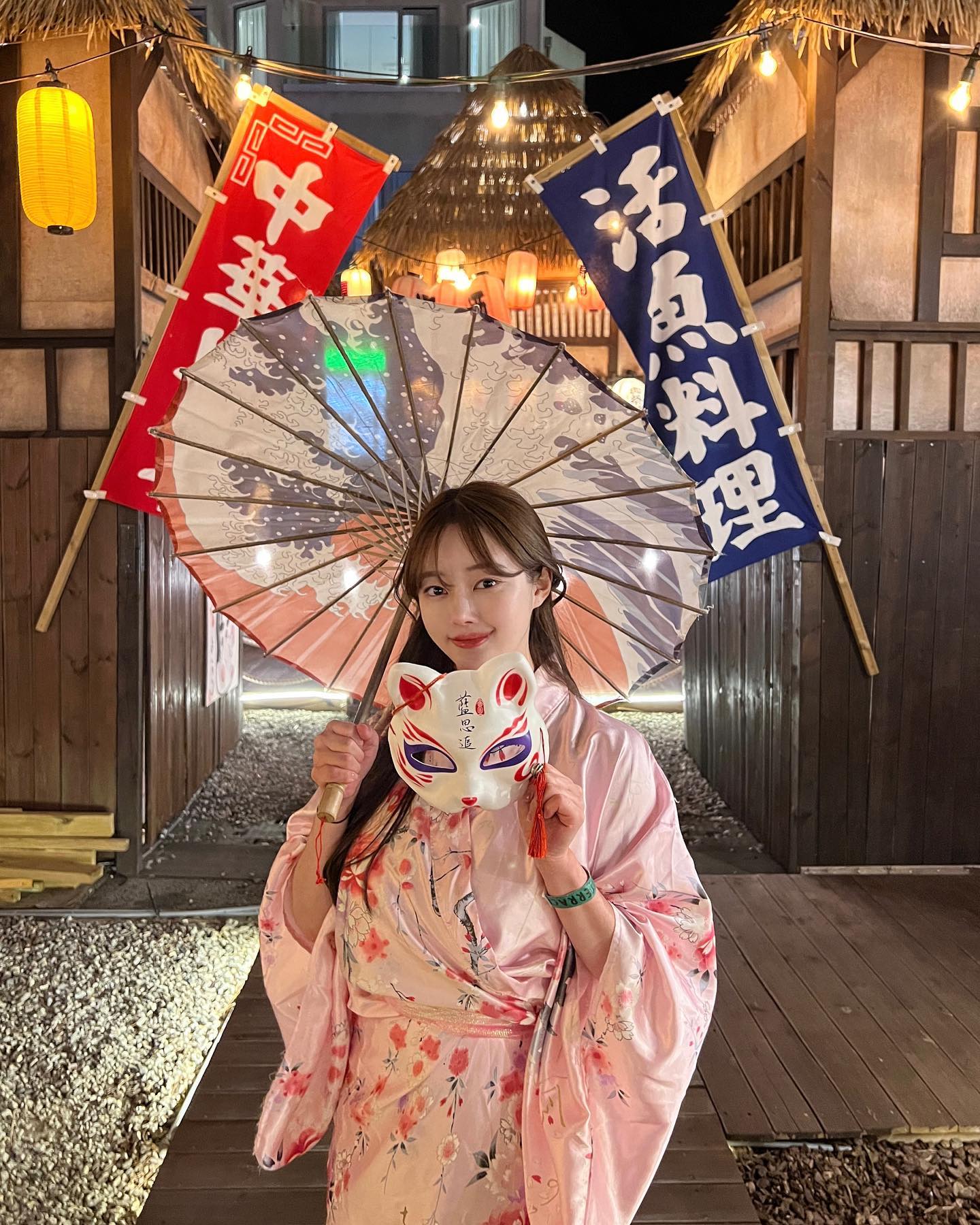 역대급 퀄리티의 일본감성 만카이🇯🇵
@@이랑 함께가면 좋으니 공유하고 같이가기💜

이번 여수여행은 정말 알차다못해 넘쳐흘렀던거 있죠?
라테라스에서 하루 있었는데 일본도 가고 
유카타도 입어보고 고기는 입에넣으면 녹아 없어짐..☺️
먹고 놀고 이런게 행복 아니겠어요!! ㅎㅎ 
하루 마무리는 약간의 알콜✨ 
(이 날 시하 11시까지 안자고 놈.. 아간데 왜 안자..?)

🏷 만카이 mankai_yeosu 
▫️ 영업시간 : 매일 18:00 ~24:00
▫️ 무료로 유카타 대여가능 
▫️ 주차가능 , 가게 매우 넓어 포토존 많음

#제품제공#여수 #여수맛집 #일본감성 #해외여행 #와규맛집 #저녁추천 #여수여행 #여수여행코스 #데이트추천 #데이트맛집 #전라도가볼만한곳 #문의는dm#여수만카이