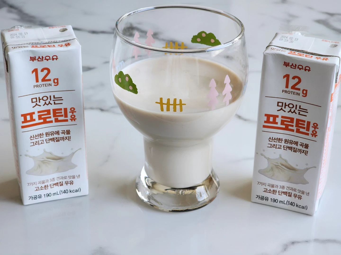 #협찬 
부산우유 프로틴우유 ^0^
깔끔하게 맛있는 프로틴우유 랍니다!
단백질 12g 함유되어 있는 고단백질 우유로 운동할때 한팩
멸균으로 휴대하기 좋고 유통기한도 길어서 굿!
상온보관이라 더욱더 좋네요.
BCAA 포함한 필수아미노산 함유와 
동물성 식물성 단백질이 균형있게 함유되 있어
어린이집 간식으로 , 요양원 간식으로 
방학중의 우리 아이들 간식에 딱!!
아침 늦잠에 출근하기전 한팩, 고단백 챙기는 한팩 !
목장과의 거리가 2시간 그만큼 생산에 있어서 거리가 가까워 
신선함을 유지 하며, HACCP 인증으로 믿을 수있는 단백질음료 랍니다.
콜드체인 공법으로 만나보는 멸균우유 ! 헬스 하는 분들에게도 단백질 보충에 좋겠는걸요~ ^0^ 

#부산우유 #신제품 #프로틴음료 #프로틴우유 #멸균우유 #단백질보충 #단백질음료 #단백질우유 #운동 #고단백 #우유추천 #간식 #헬스