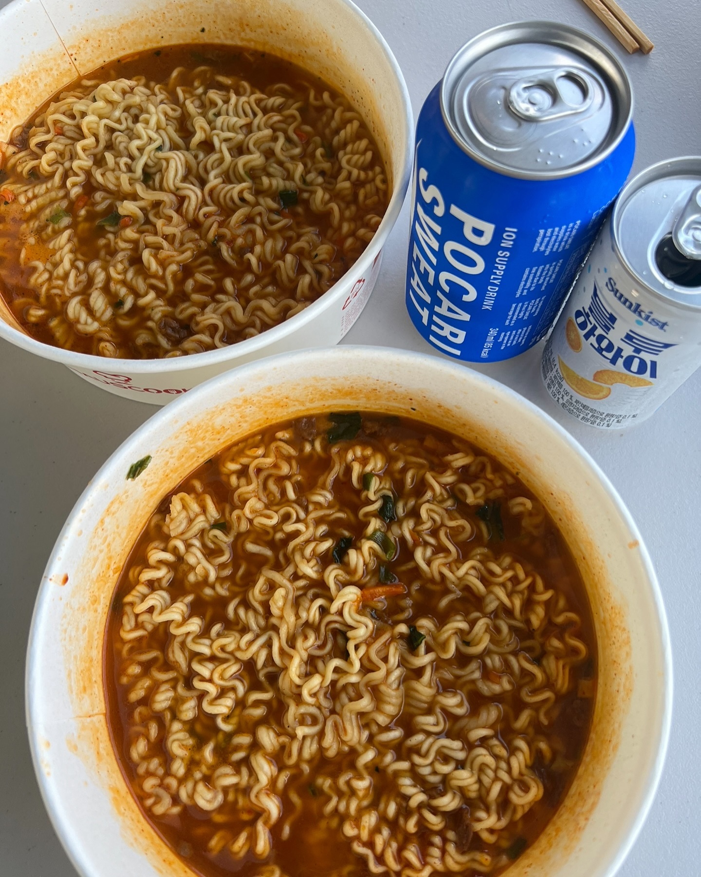 빠지에서 먹는 라면🧡🤍🧡🤍
강경에 있는 빠지에 놀러 갔다가
라면을 먹어봤는데.. 진짜ㅋㅋㅋㅋ
너무너무 맛있었어요!!!!!!!!

완전 싹쓸ㅋㅋㅋㅋㅋ
여기가 진짜 라면 맛집여유!!
밖에서 먹는 라면이라서 더 맛있었던 걸까요?

강경 빠지에 엄청 많이 놀러가봤는데
사장님이 김치도 따로 주셨는데
넘넘 맛있었습니당ㅋㅋㅋㅋ

이제는 추워진지라..
웨이크보드 못 타는게 아쉽네용
울 짝꿍 200마넌 넘게
장비 맞춘지 얼마 안지났는데 말이죠?

#빠지 #빠지라면 #라면맛집 #강경
#강경여행 #웨이크 #웨이크보드
#여행 #힐링 #힐링타임 #좋아요