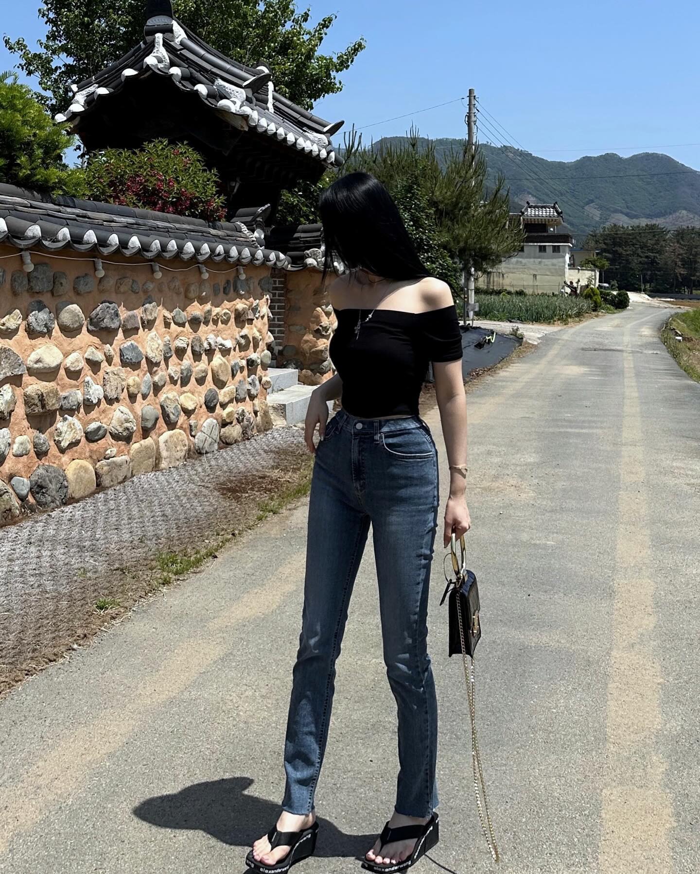 요즘 부종이 심해서 
살쪄보이는데 

날씬해보이는 데님핏 
아주 맘에들어.. 🩵
자연스러운 골반패드로 라인 보정까지!
도로시와 역시 잘해