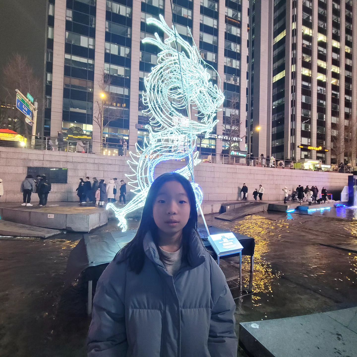 새해 첫 날

눈도 녹았겠다~~
날두 별로 안춥겠다

종로5가부터 광화문까지 걷기
(아빠가 그러자고 한거야 😐)

청계천은 사실 볼 거리가 약하고
광화문 빛초롱축제가 👍🏻

하지만 
종로5가 - 광장시장 - 청계천 - 광화문코스는
하유니한테 무리😂
아들은 잘 걸었는데 말이쥬~ 

종각부터
다리아프다고 자꾸 업어달라고😅

해질무렵에
광화문 사거리 직전 청계천과 
광화문코스로 추천해요~

#광화문 #빛초롱축제 #청계천빛초롱축제 
#새해첫날 #걷기 #걷기운동