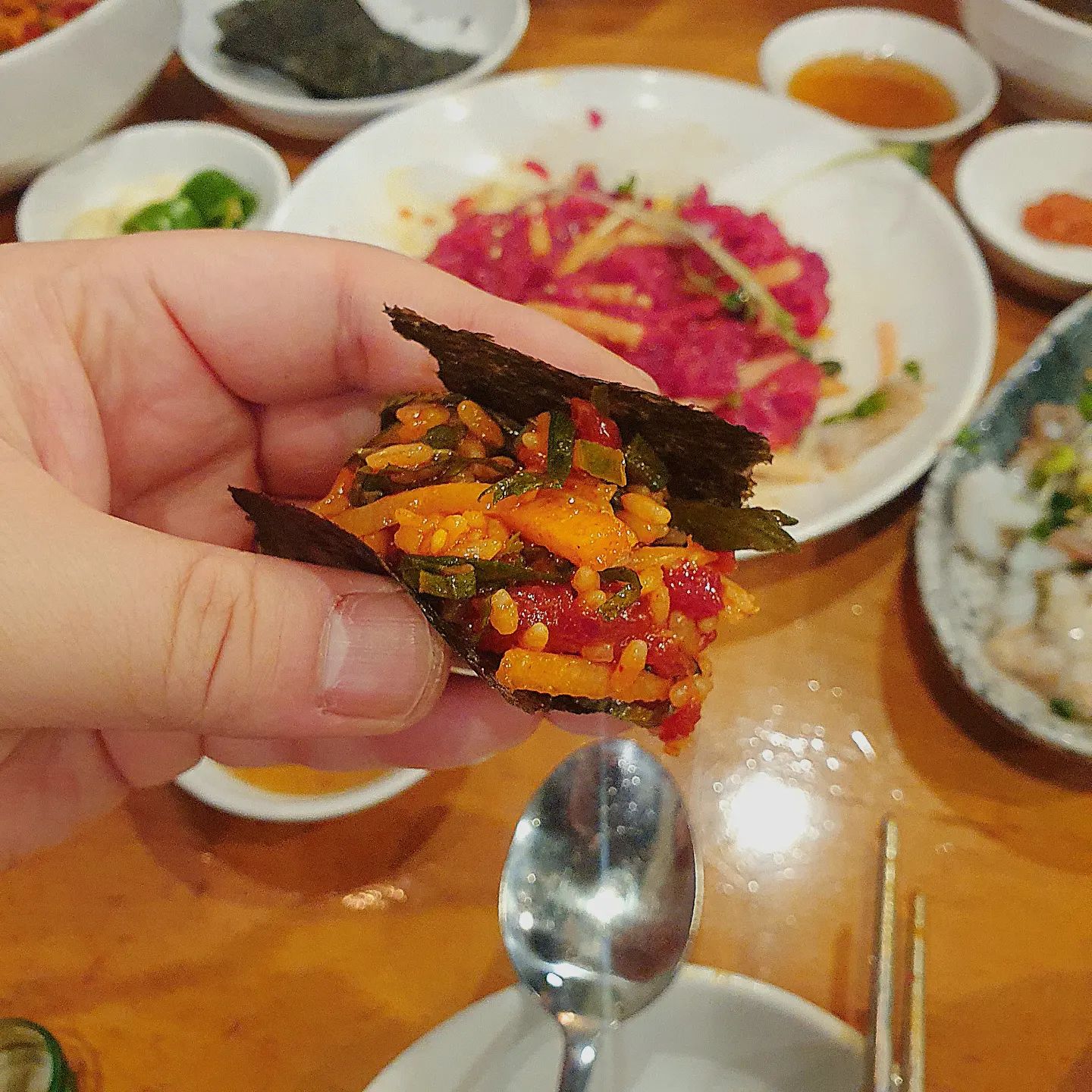 #광장시장맛집 #종로맛집 #종로5가맛집 #육회
#종로육회 #종로육회골목 #종로자매집 

#자매집 (3호점)
육회하면 자매집 자매집 하면 육회!

#육회 19,000원

순환이 빨라 싱싱한 육회를 제대로 즐길수 있다.
노른자와 쓱쓱비벼 무순과 배를 함께 먹으면 아 이래서 맹수들이 생고기를 먹는구나 생각든다🤤

#산낙지 16,000원

사실 탕탕이를 시키면 되지만 나는 항상 따로시켜서 각각 맛도보고 육회랑 곁들여 먹기도 한다.
역시 탕탕이보단 두개 따로시켜 다양하게 맛보는게 즐겁다😁👏👏👏

#육회덮밥 9,000원(小)

그냥 소자 시키면된다ㅋㅋ너무 푸짐하다
사실 술먹을때 밥을 잘 안먹는데 이날 추위를 뚫고 이동한거라 그런지 허기가져서 너무 맛있게 먹었다
이날만은 덮밥이 에이스 안주였다ㅋㅋ

잘 비벼서 김에 싸먹으니 진짜 천상의 맛이었다👍

☝🏻일단 들어가면 따뜻하고 찐한 무국이 반겨주기 때문에 육회먹기 전에 워밍업하기도 좋다!ㅋㅋ

원래 친구들과 편하게 자리할땐 시장 내부에 있는 육회골목을 가지만 그분이나 지인들과 자리할땐 꼭 자매집 3호점을 찾게된다. 시장통 분위기는 안나도 깔끔한 내부와 쾌적한 자리가 마음에 쏙 든다.

그분과 첫 데이트 장소도 여기로 했었다ㅋㅋㅋㅋ
우리는 입맛이 잘맞아 첫만남부터 광장시장에서 데이트했기에 추억의 장소이기도 하다.

소중한 기억이 있는 자매집! 광장시장에서 쾌적하게 육회를 즐기고싶다면 기억하길 바란다😆

#선팔 #맞팔 #맛집 #맛집탕방 #좋반 #먹스타그램 #좋아요반사 #맛집소개 #찐맛집 #먹팔환영 #먹팔 #먹팔맞팔 #먹부림 #서울 #인천 #소통 #홈쿡 #술스타그램 #홈쿡스타그램 #쿡스타그램