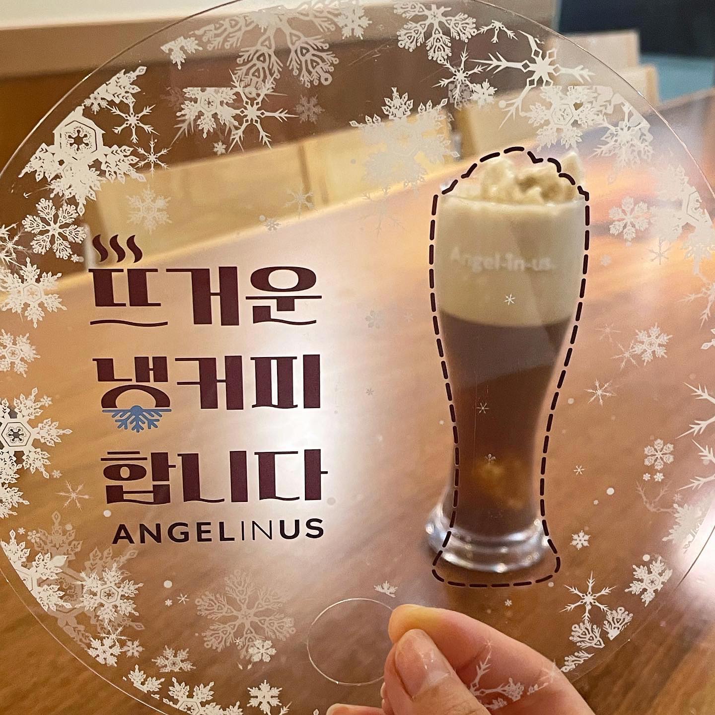 #협찬 | 엔젤리너스 신메뉴 등장⭐️

”아메리치노 크러쉬“

🙋‍♀️ 뜨거운 냉커피 주세요~ 
👩‍🍳 네 아메리치노 나왔습니다~

여름엔 무조건 아아먹는다구요?!
아아 더 시원하게 먹는 법이 있다구요 !!😆
바로 아메리치노 ✨
엔젤리너스 아메리치노는 -5도로 가장 차가운 아메리카노 입니다!🥶

100도의 뜨거운 물을 부워주시는데 어떻게 시원하냐구요❔
뜨거운 물을 부으면 아래부터 살얼음이 떠올라서 30분이 지나도 계속 차갑더라구요..!!
그리고 살얼음이 떠오르는 모습이 생각보다 예쁘더라구요,,ㅎㅎ
쿨링크레마가 풍부하게 들어가있어 저을수록 계속 시원해진다고 해요! 너무 신기하지 않나요?ㅎㅎ🫢💓
함꼐 출시된 ”아메리치노 브리즈“는 스피아민트의 상쾌함까지 추가된 라떼라고 해요!🌱✨
엔젤리너스 브런치 또는 디저트랑 같이 즐기면 천국😇

무더운 여름 극강의 시원함을 경험하고 싶다면 아메리치노 도전해봐요!💓

🎁 ”뜨거운 냉커피 주세요“라고 주문하면 특별 제작 부채 증정
🎁 평일 12-15시 방문시 아메리치노 할인(7월중)

📍전국 엔젤리너스

#엔제리너스 #뜨거운냉커피 #아메리치노 #아메리치노크러쉬 #아메리치노브리즈 #뜨냉 #엔제리너스신제품 #커피메뉴추천 #카페추천 #엔제리너스메뉴 #커피 #아이스커피 #뜨거운아아 #카페메뉴추천 #먹팔#먹스타그램