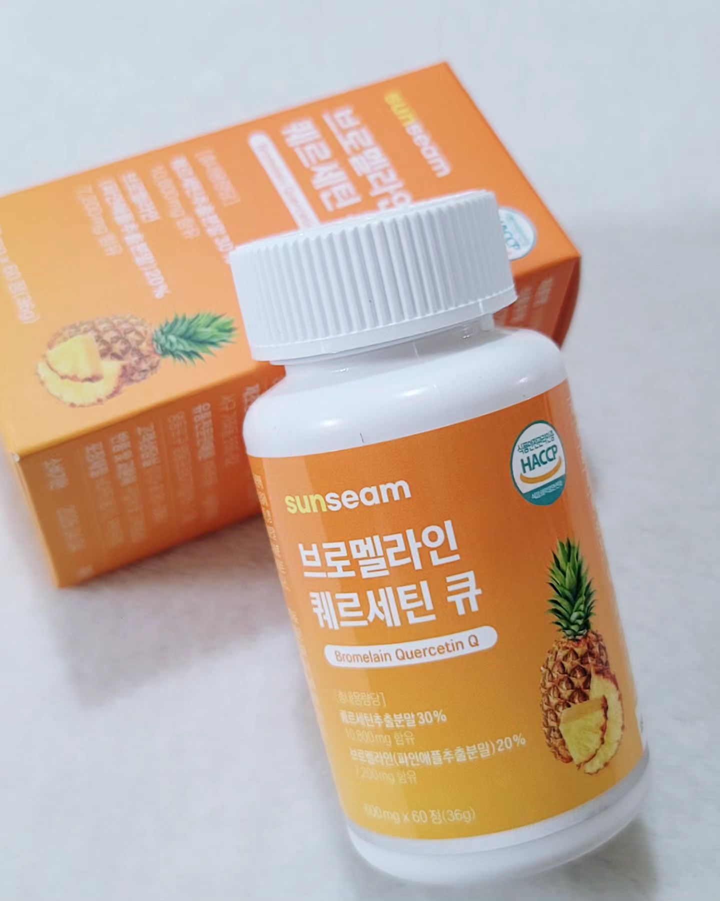 #협찬
'
파인애플 영양제로 유명한 다이어트 영양제!🍍✨️
닥터유 dr.yoo123
[브로멜라인 퀘르세틴 큐]
'
브로멜라인 퀘르세틴 큐는,
퀘르세틴추출분말30%(10,800mm)과 브로멜라인20%(7,200mg 함유)이 들어간 제품입니다!🙆🏻‍♂️👍🏻
'
퀘르세틴(Quercetin)은,
포도나무, 녹차, 사과, 양파등많은 식물에서 발견되는 플라보노이드 중 하나로 플라보노이드계 파이토케미컬 식물성 원료입니다!🌿✨️
'
브로멜라인 퀘르세틴 큐는 70년 역사를 자랑하는 세계적인 원료사 독일 판네슈미트사의 프리미엄 퀘르세틴을 사용했다는 사실!👨🏻‍🏫
'
글루타치온, 영지버섯, 아연, 비타민C 등 프리미엄 원료와 함께 배합된 닥터유 브로멜라인 퀘르세틴 큐 추천드립니다!🙋🏻‍♂️
'
#브로멜라인 #다이어트영양제 #파인애플영양제