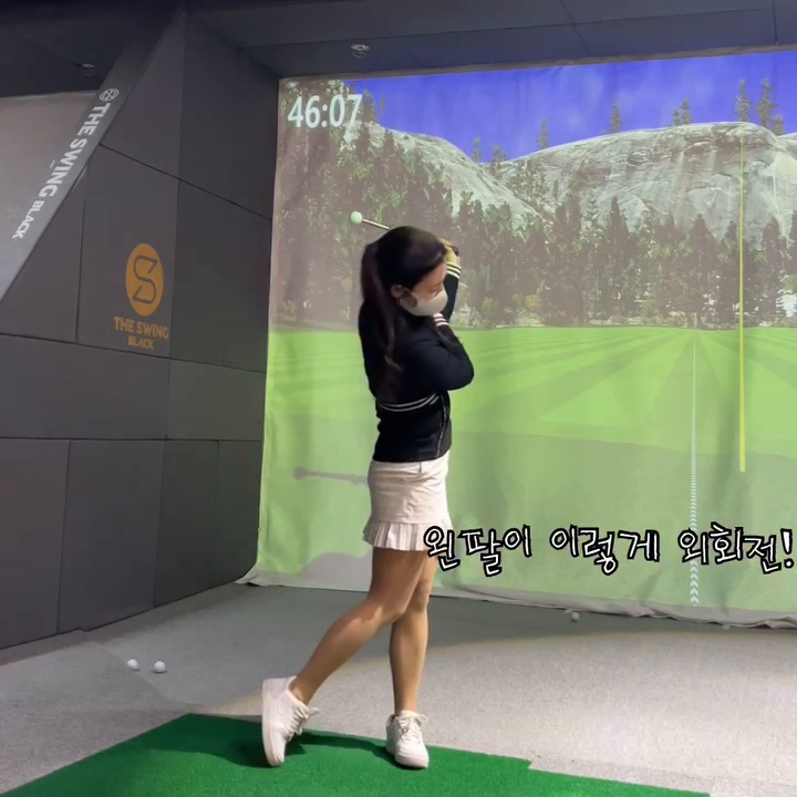 thunder_golf
#제품협찬 #매직스프링 #골프연습도구는천둥골프 #천둥골프 

힘이 많이들어가서 팔을 못휘두르시는분!
매직스프링으로 연습해보세용👍
휘두르지않으면 마지막 영상처럼 임팩트구간에서 소리가 안납니다
소리로 확인할수있어서 좋았어요🙂
또 스프링으로 되어있어서 임팩트때만 딸깍! 나오고 다시 짧아져요 저는 아빠가 집에 전등 많이 깼는데
아빠도 하나..삼촌도 하나 사드려야겠어요 총총🫡

🫶🏻팔을 잘 써야하는 이유!🫶🏻
팔이 안휘둘러지면 헤드스피드에 손해를 많이 보게되용!
헤드스피드가 안나오면 거리가 안나고👉더 멀리 보내려고 필요하지않는 힘을 더 쓰게 되고👉상체힘이 더 들어가게되면서 하체는 더 쓰지않게되용!

👍팁
1. 왼손 한손으로 매직스프링을잡고
2. 오른손으로 왼팔 위를 안쪽으로 당기듯 잡는다
3. 왼팔을 피려고 하지말고 휘두른다
