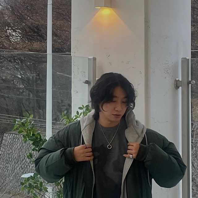 기호 on Instagram: "#광고 이런 패딩은 처음.. 후드 형태로 되어있는 포인트가 너무 매력적🤩 패딩 하나로 밋밋하지 않게 꾸안꾸를 보여줄 수 있다는게 좋은 것 같습니다! @standarderror_official 후