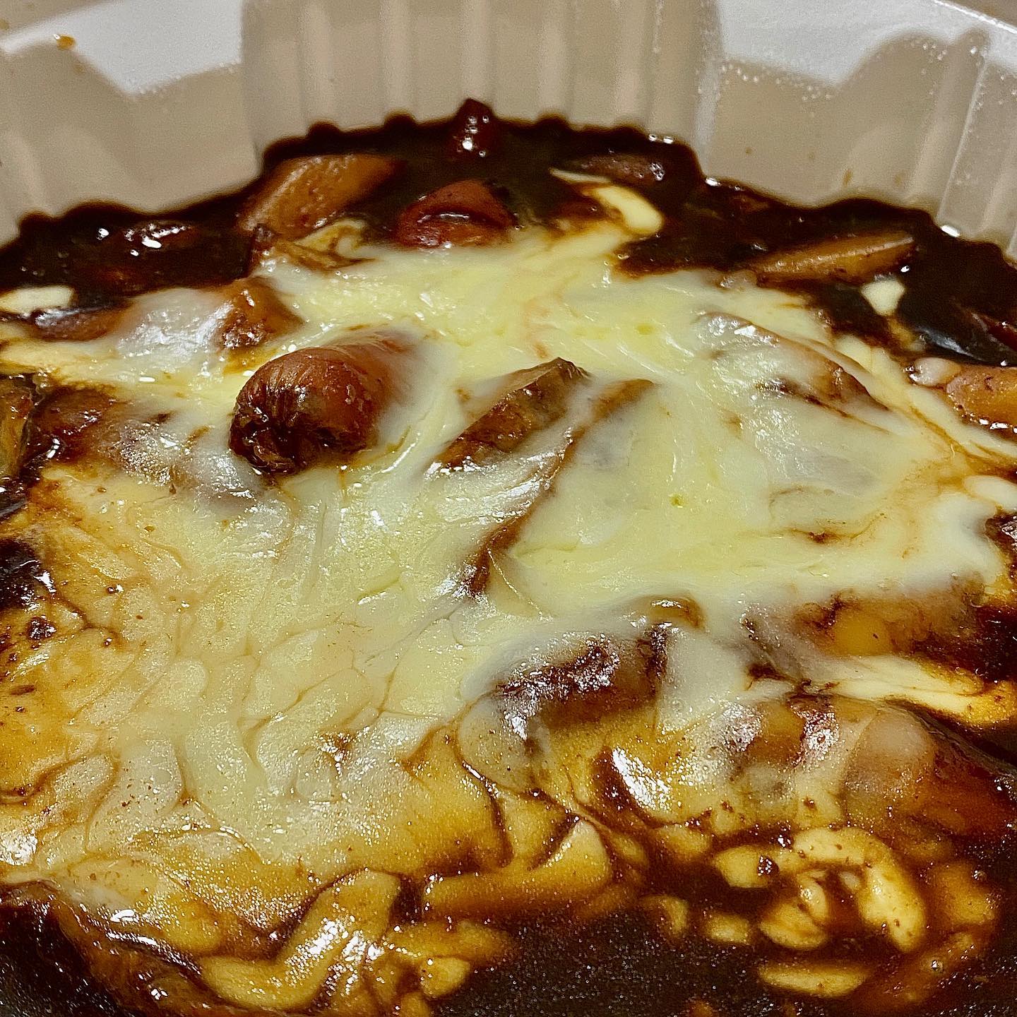 #빵미먹부림
<#엽기떡볶이>

다시 돌아온 엽떡의 짜장 떡볶이🤍
리뉴얼된 만큼 맛있겠지 기대하고 먹었다.

✔️짜장 떡볶이
치즈랑 짜장이 어울릴까? 했지만 너무 잘 어울렸다. 짜장소스엔 간 고기가 들어있어서 진짜 짜장면과 맛이 비슷했음. 어느 정도 기본 맛을 즐기다가 맵미가루를 넣었는데, 물릴 뻔한 맛을 한 번에 잡아줘서 너무 좋았다. 남은 양념엔 밥을 비벼 먹었는데, 엽떡 소스를 싹싹 긁어먹는 건 처음이었다. 한 번씩 생각날 것 같은 맛.

#엽떡짜장 #엽기떡볶이 #엽떡 #엽기떡볶이짜장 #엽떡짜장후기