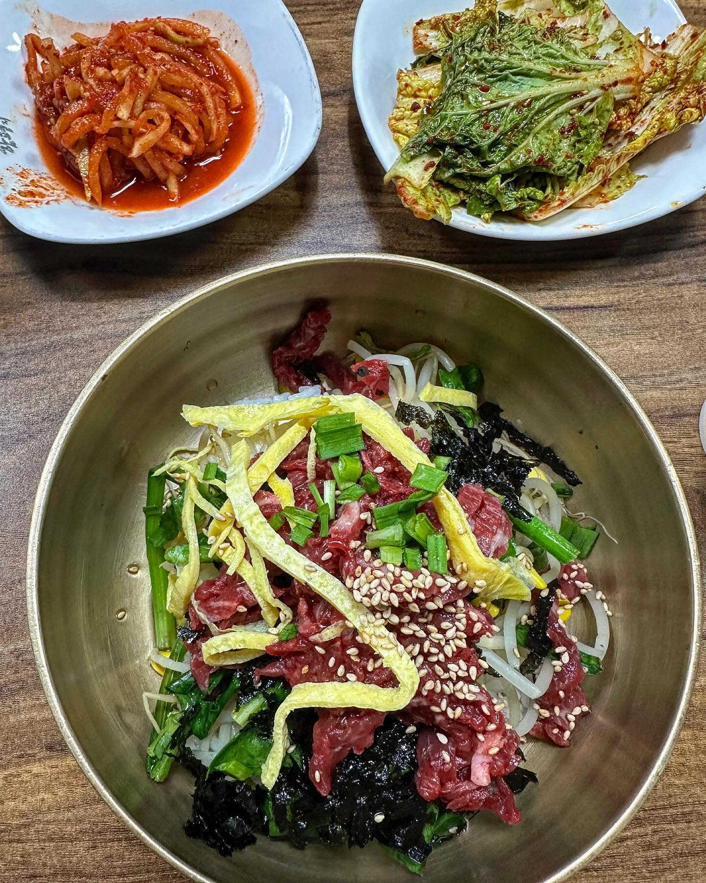 2023 연말~1/1 🤍

친오빠의 인생 케이크라는 딸기케이크🍓🍰 대전 신세계 예약 못했다고 함평드라이브 다녀왔다. 맛있었던 화랑식당 육비! 가시는분들은 현장대기 말고 테이블링 하고 가시길🥹 딸기밭케이크는 본점에서 먹은 초코케이크랑 다르게 더-욱 맛있었다! 할명수에도 나왔다는데 인정!! 연말 오뎅사건도 잊지못해 ㅋㅋㅋㅋㅋ 2023년엔 일을 그만뒀는데도 일복이 터졌고, 이상하게 많이 넘어져서 태어나서 처음으로 반깁스에 갈비뼈 골절까지 있었다. 그래도 여행 두번이나 다녀오고 감사하고, 즐거운일이 많았던 해.
2024년엔 더욱 건강하고 무탈하게 보내야지🐉💙

#새해복많이받으세요🙇🏻‍♀️