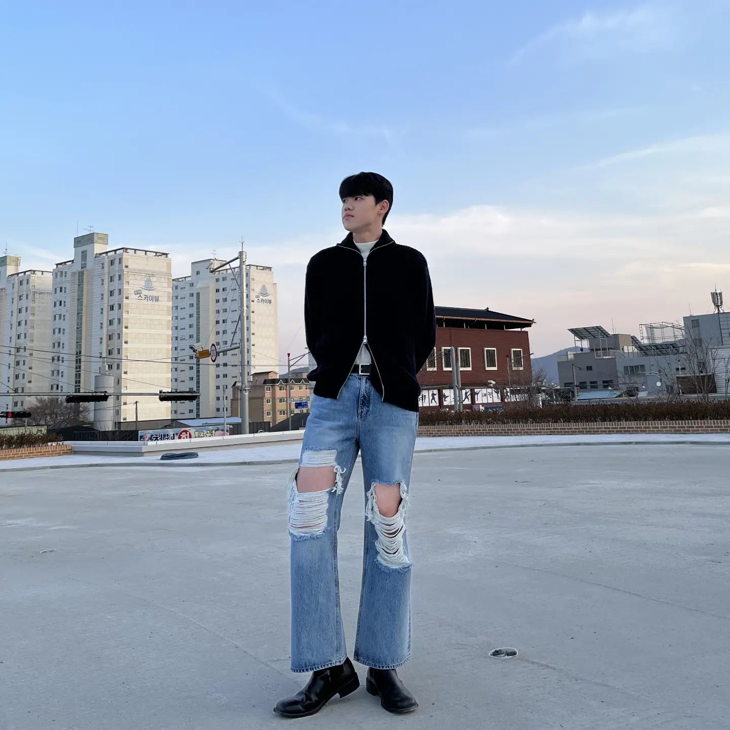 #협찬 #광고 #필로그램 

philogram_official 에서 출시한
"빌리브 오픈 구제 부츠컷 팬츠(L)" 를 제공받았습니다🙌🏻

👖 100% 오가닉 제품을 사용하여 90년대 레트로한 분위기를 연출한 디스트로이드 데님 부츠컷 !

👖 디스트로이드 데님이어서 바지로 포인트를 주기 편하고 미니멀, 캐주얼, 어떤 스타일이든 잘 어울리는 데님 !

👖 본인만의 색을 표현하고 싶다면 필로그램 강력 추천 !
.
.
.
.
.
#레트로무드 #디스트로이드 #데님팬츠 #부츠컷 #청바지 #청바지코디 #바지맛집