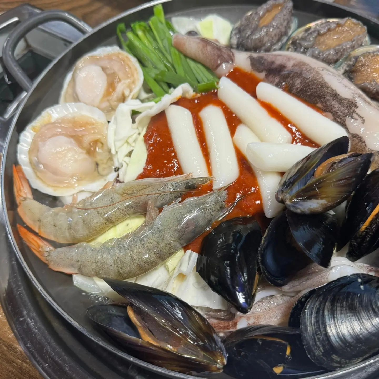 서귀포시 동홍동
전복두루치기 원조
서귀포 올레시장 맛집 #제주명가두루치기
파절이, 무채, 콩나물과 함께 볶아먹는
제주도식 두루치기를 맛볼 수 있는 식당이랍니당
하지만 여느 두루치기집과는 다르게
제주명가두루치기 식당은
흑돼지, 오징어, 전복과
가리비, 홍합, 새우 등 다양한 해물이 들어간
스페셜 모듬 두루치기를 맛볼 수 있어 특별해요 ✨️
싱싱한 살아있는 전복을 사용하시고
손질도 다 해주셔서 편하게 냠냠
제주도에 오시면
제주명가두루치기 서귀포올레시장점의
고급진 두루치기 꼭 맛보고 오세요 💖
.
.
#제주명가두루치기서귀포올레시장점 #제주맛집 #서귀포맛집 #제주서귀포맛집 #동홍동맛집 #제주여행 #서귀포여행 #제주두루치기 #서귀포두루치기 #제주전복 #서귀포전복 #올레시장맛집 #쇠소깍맛집