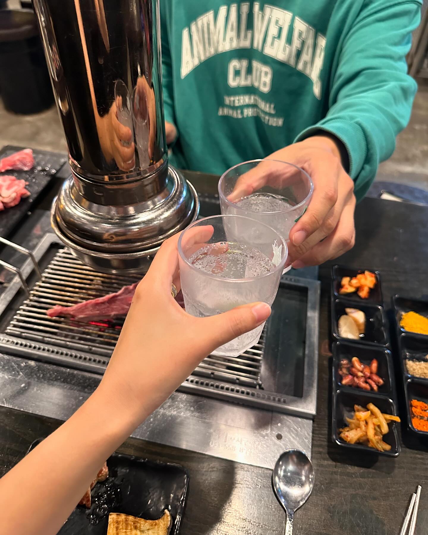 #협찬 서면에서 가성비 좋은 양고기 / 양꼬치 집 찾는다면 서면 호우양꼬치 추천드려요

사이다 짠으로 즐기는 불금🤍

저희는 스페셜모둠 (양갈비, 냉장양등심, 냉장양갈비살) 주문했어요
고민 할 필요없이 부위별로 다 먹을 수 있어 좋더라구요👍

이외에도 양꼬치, 새우, 닭날개 다양한 사이드와 식사류까지있어 저녁으로도, 2차로도 야식으로도 추천드려요🍻

네이버로 미리 예약하고 방문하시면 옥수수냉면을 서비스로 드린다구하니 예약하시고 방문하시는걸 추천드려요 :)

📍부산 부산진구 서전로 10번길 37 호우양꼬치
✔️월-목, 일 16:0 - 24:00 / 금,토 15:00 - 01:00

#서면맛집 #서면가성비맛집 #호우양꼬치 #서면호우양꼬치 #서면양꼬치 #서면고기집 #서면술집 #서면양고기 #서면회식장소 #서면양고기맛집