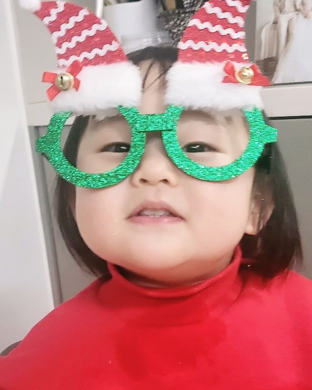 내 사랑, 나의 귀염둥이. “쩨리 어디있어? 귀염둥이 어디있어? 똥깡아지 어디있어? 사랑둥이 어디있어? 엄마딸 어디있어?” 라는 여러 변화구적인 질문에도 딱딱 맞춰 스스로를 가르키는 녀석이 얼마나 사랑스러운지. 그러곤, “엄마는 어디 있어?”라는 질문엔 나를 가리키면서 뽀뽀를 해오는데 새삼 눈물이 핑 돈다. 

입원한지 3주 차. 이 뽀시래기를 품에 안아보지 못한지도 3주나 되었다. 시나브로 자라는 아이의 모습들을 놓치는 것 같아 마냥 아쉽다가, 남편이 이진이가 했다는 것들을 이야기해 줘서 듣다 보면 다 이미 3주 전에도 했던 것들이고 내가 다 가르쳐 줬던 것들이라 그동안 내가 새로 더 채워주지 못한 것들에 대한 조바심도 나기도 한다. 

이제 곧 18개월이 되는 아기의 재접근기엔 다시 엄마 껌딱지가 되기도 하고, 그 시기엔 불안해하지 않고 스스로 자신감과 자존감을 가질 수 있도록 특히 더 많이 안아주고 더 많이 사랑을 표현해 줘야만 하는데 말야. 고마움과 미안함의 굴레, 당장이라도 탈옥을 하고픈 죄수의 마음. 

어젯밤엔 통증이 너무 심해서 진통제를 세 번이나 먹으며 겨우 시간을 건넜다. 그러다 아침에 이 사진들을 받아보니 고통이 조금은 사그라드는 것 같은게 신기하다. 누군가는 통증을 느낀다는 건 살아있다는 증거라 했지만, 나는 내 사랑들을 보며 느끼는 이 행복감이 살아있다는 증거이자 살고 싶은 유일한 이유이다. 
그렇게 살고 싶다. 사랑으로. 

#리아또트 #나의아기산타 #아빠와딸 
#메리크리스마스 
#슬기로운항암생활