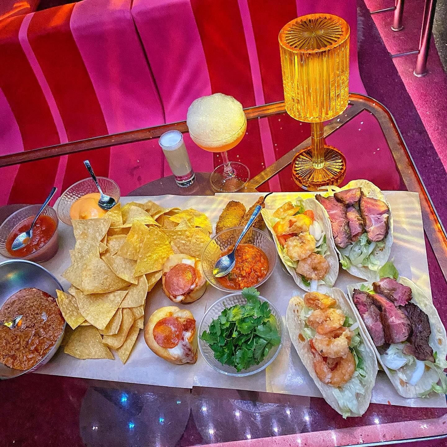 #협찬 ✨ #비디비디
#이태원놀거리 맛있는 타코와 술🥂

이태원역 근처에 위치한 예쁜 감성바!
1층부터 3층까지 단체모임하기 좋고
분위기도 너무 좋아서 데이트하기도 굿!

타코플래터랑 칵테일 주문했는데 맛나요!
술 종류도 많아서 한참 고민한듯 ㅋㅋ😆

매주 금,토는 DJ가 와서 음악까지!🎵
맛있게 먹으며 놀기 딱 좋아요❤️
.
.
#이태원술집 #이태원라운지바
#칵테일바 #DJ공연 #타코 #이태원타코
#이태원파티 #이태원바 #이태원회식
#이태원생일파티 #이태원모임
#이태원칵테일 #이태원칵테일바
#이태원디제잉 #이태원핫플 #이태원
#이태원비디비디