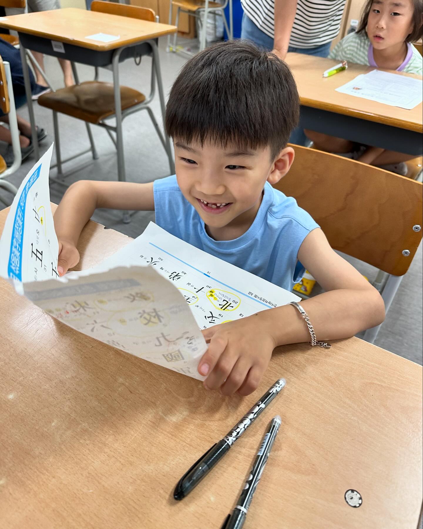 한자능력 검정시험 도전!!
학교 가서 직접 시험 보고 오는건 처음이라
나도 경황없고... 정신 없이 길 찾느라 뛰댕기고😭
유노도 많이 떨렸다던데... 
시험보고 나와서는 한개만 몰랐다 자신만만ㅋ
제발 안 밀려썼길.....🙏
시험 대기하는데 지호 엄마 우연히 만나서
지호유노 운명론까지 ㅋㅋㅋㅋㅋㅋㅋ
설렘 속 반가움까지 두 배였던 아침이었음❤️
이제 다음 스케줄 소화하러 이동하자꾸나😎

#유노스타 #아들맘 #한자시험8급