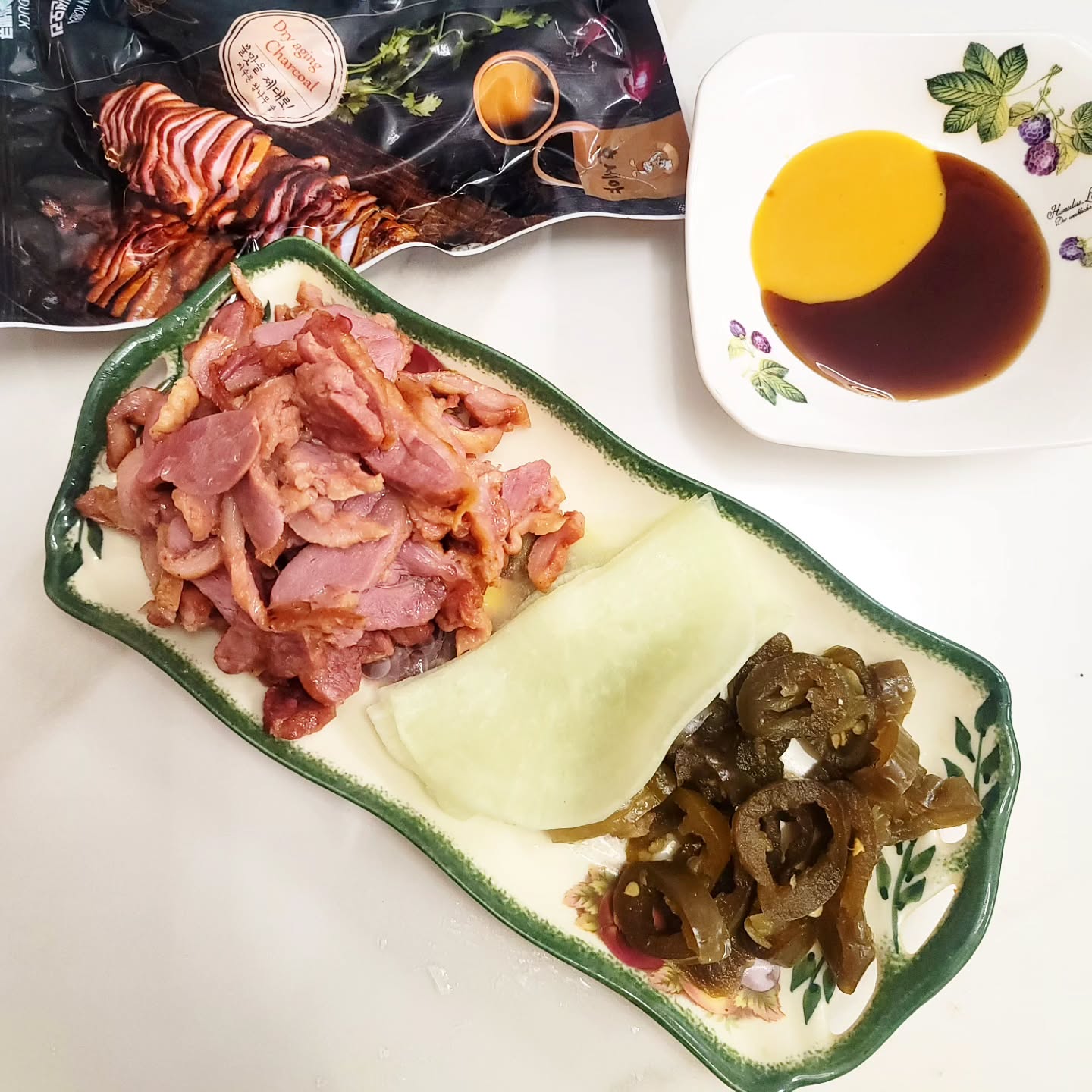 #협찬

밤에 야식으로 먹어도 죄책감 안들만한 메뉴 
호세야 오리바베큐 세트! 🤤🤤

전국 가맹점을 통해 인증된 맛으로 
오프라인 매장의 노하우와 맛이 반영되어 있어 그런가
평소 껍데기는 잘 먹지 않던 나도 
쫄깃한 껍데기 홀릭이 되어버렸다!! ☺️☺️

쌈무 고추절임 소스2종도 함께 도착해주니 
다른거 없이도 요 메뉴만으로도 훌륭한 한상 완성!! 

200g씩 소포장이라 양도 부담 없고 
HACCP 인증된 기관에서 안심할 수 있도록 
진공포장 되어 도착하니 땡길때마다 맛나게 먹어주면 끝!

2025년 새해에는 다들 원했던 바 다 이루시고
늘 건강하세요! 🤗🤗

Happy New Year!!! 

.
.
.

#훈제오리 #연말홈파티 
#집들이상차림 #먹방 #오리훈제슬라이스 
#오리바베큐 #오리슬라이스 #훈제오리고기 
#연말요리 #홈파티밀키트 #홈파티요리