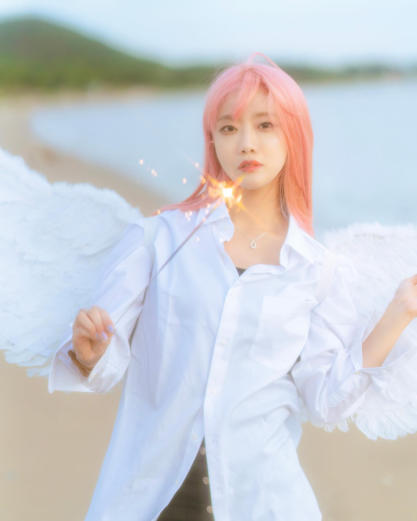 푸른하늘 푸른바다에서 불꽃놀이🎇
⠀
⠀
⠀
⠀
⠀
날개달때 부끄러워하고 불꽃들며 달달떨었던 것 같은데...
사진이 진짜 예쁘게 나와서 행복해요! 예쁜 사진 감사합니다🥰
Photo kaze.film 
⠀