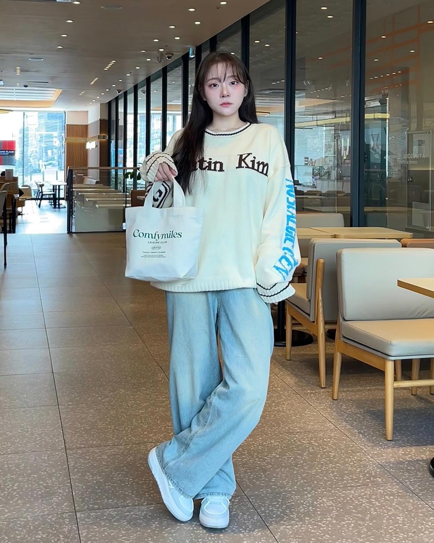 #ad 가볍지만 탄탄한 두께의 캔버스 패브릭 백으로 여행 보조백, 운동, 산책갈 때 등 데일리로 활용하기 너무 좋아요!! 
미니 백이지만 넉넉한 수납력으로 미니 같지 않고, 내부 자석스냅으로 물건을 떨어뜨릴 걱정없이 들고 다닐 수 있어서 요즘 여기저기 너무 잘 들고 다니고 있는 가방이에요👍🏻

💥2024 새해 Big 프로모션 (~2/29)💥
- ��공식 사이트에서 선물포장 옵션 선택 가능(선물용으로도 적합)
- ��공식 사이트 신규가입 시 10% 쿠폰, 카카오톡 채널 추가 시 2000원 쿠폰 혜택
- 한정기간 전 제품에 사용 가능한 15% 쿠폰 지급(공식 사이트 내 팝업배너를 통해 발급 가능)

#컴피마일즈 #comfymiles #디자이너브랜드