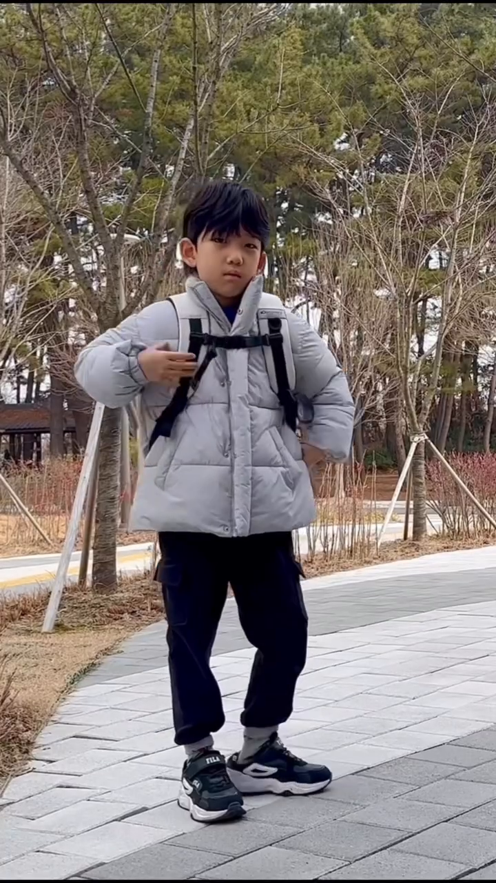 #협찬

​
크기를 보면은 체격이 있는
저학년부터 고학년까지 착용을 해도 
무리가 없어 보이고
전체적으로 가방색이 베이직이지만,
그 외에 지퍼나, 끈이 블랙인 게 너무 예뻐서
디자인에 눈길이 계속 갔어요

가볍고, 심플해 보이지만, 
고급스러워보이는 #디스커버리책가방 

#디스커버리키즈 #디스커버리가방 #초등학생가방 
#초등학생책가방 #키즈가방 #고학년가방
#가벼운초등가방 #초등책가방 #키즈패션

​