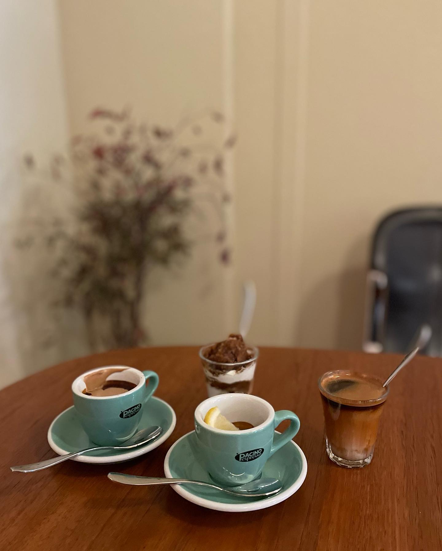원샷에 털어버리는 pacinoespresso 

🪑파치노 에스프레소바는 늦겨울의 매서운 바람을 피하기 좋았던 카페였어요. 
안락하게 마련된 의자들과 간단히 에스프레소를 입안에 털어넣고 다시 나갈 수 있게 마련된 테이블은 에스프레소바 철학을 가득 담고 있었답니다. 또 군데군데 놓여진 빈티지 포스터나 90년대 스타일의 소품들은 파치노 브랜드 스타일이 살아나게 하더라구요! 

☕️ 전문 에스프레소바답게 기본부터 콘파냐, 그라니따 등 다양한 에스프레소를 만나볼 수 있었어요. 
저는 시그니처인 파치노, 피콜로, 로마노, 그리고 그라니따 총 4가지를 맛봤는데 하나같이 일품이었답니다. 
특히 제 입맛에는 피콜로가 진짜 맛있었어요! 버터와 에스프레소의 만남은 예전에 즐겨먹던 버터스카치 파이를 떠올리게 했고 쓴 맛과 달콤함의 조화때문에 엔돌핀이 마구 솟아나는 기분이었어요.

🟢맛 뿐만 아니라 인테리어도 파치노의 브랜드 컬러인 민트색이 돋보일 수 있도록 브라운과 레드의 배색 효과를 낸 부분이 인상적이었답니다. 민트컬러가 딱 눈에 띄어서 그런지 오랫동안 기억에 남었어요. 민트색 샷 잔을 보면 저절로 파치노가 떠오를 것 같아요😊

가로수길에서 어디갈지 고민하지 마시고 나들이든, 동네 마실이든, 짧은 미팅이든 파치노 에스프레소를 꼭 방문해보시길 추천드려요. ت 

#파치노에스프레소바 #가로수길카페 #신사동카페 #신사동카패추천 #강남카페 #강남카페추천 #에스프레소바추천 #에스프레소바 #신사카페 #신사역카페 #가로수길핫플