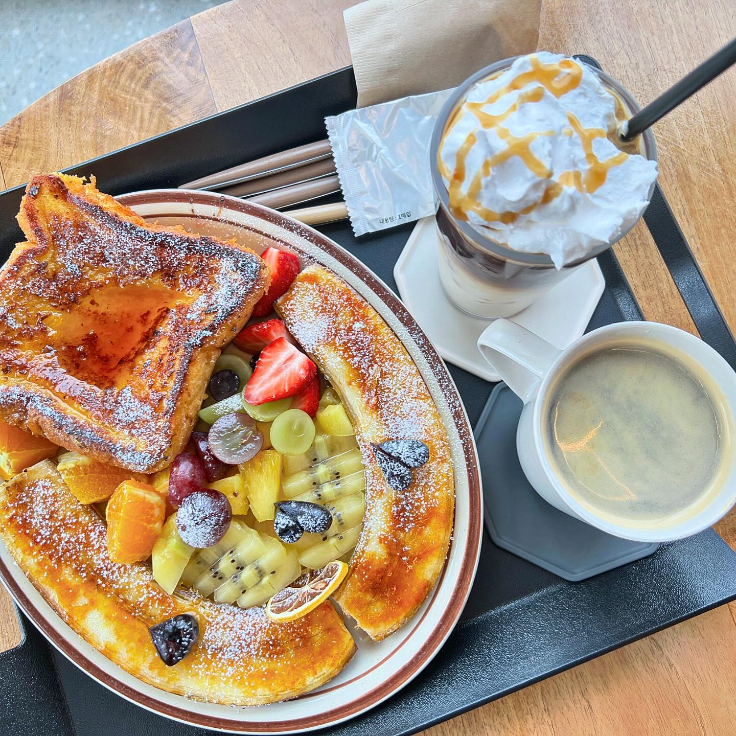 거제도 시방리카페😍

몇년전 매미성 갔을때만해도 이렇게 카페가 많이 없었는데
쉬는날 부산과 가까운 곳에 잠시 갔다오자면서 다녀온 거제도⁉️

여기저기 찾아보다 이번에 선택한 곳은 그루브인.
바다보며 브런치 즐기기😍

자리들이 대부분 바다뷰라서 좋은데 날씨가 흐려 아쉽지만
그래도 쉬어서 좋더라능 ㅋㅋ

개인적으로 맛은 보통~ 쏘쏘했음

#내돈내산 #거제도카페 #장목카페 #시방리카페 #그루브인