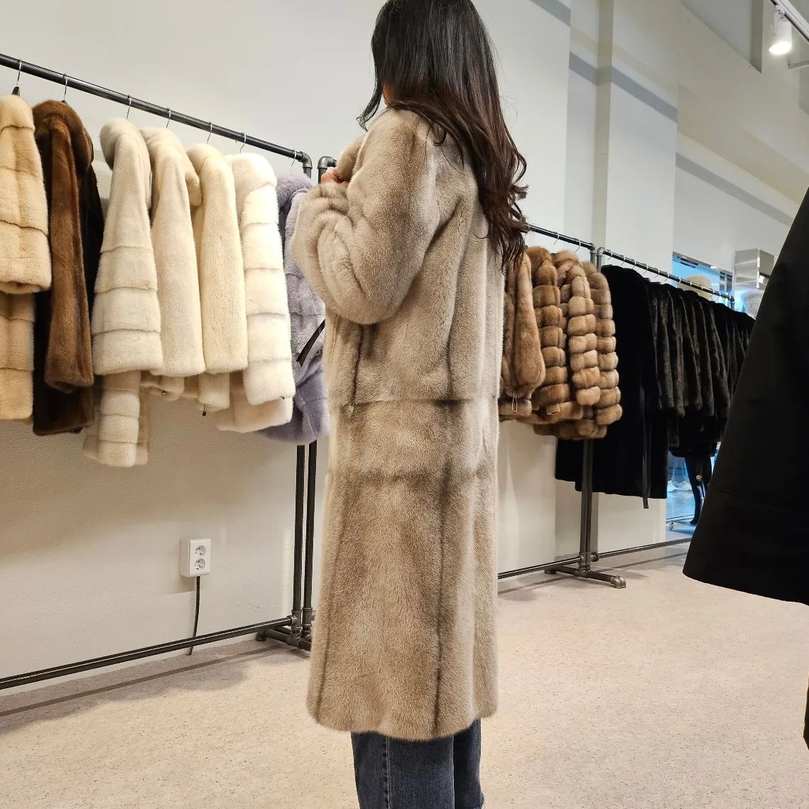 막내똥미랑 점심 먹으러 가기전...
모피코트 쇼핑~
형부한테 사진보내?말어?🤣🤣🤣

800만원 넘는데...50% 넘게 할인하네?? 😃우아아앙~
신랑이 결혼기념일에 사줬던 밍크코트보다
훨훨훨~이뿌고~길고~좋다

아이..따숩땅ㅋㅋㅋ
.
.
.
.
.
#희둥맘일상
#모피코트
#밍크코트세일 
#세상따뜻
#여보카드좀
#가방사줄래
#코트사줄래
#둘중하나선택해
#협박아님