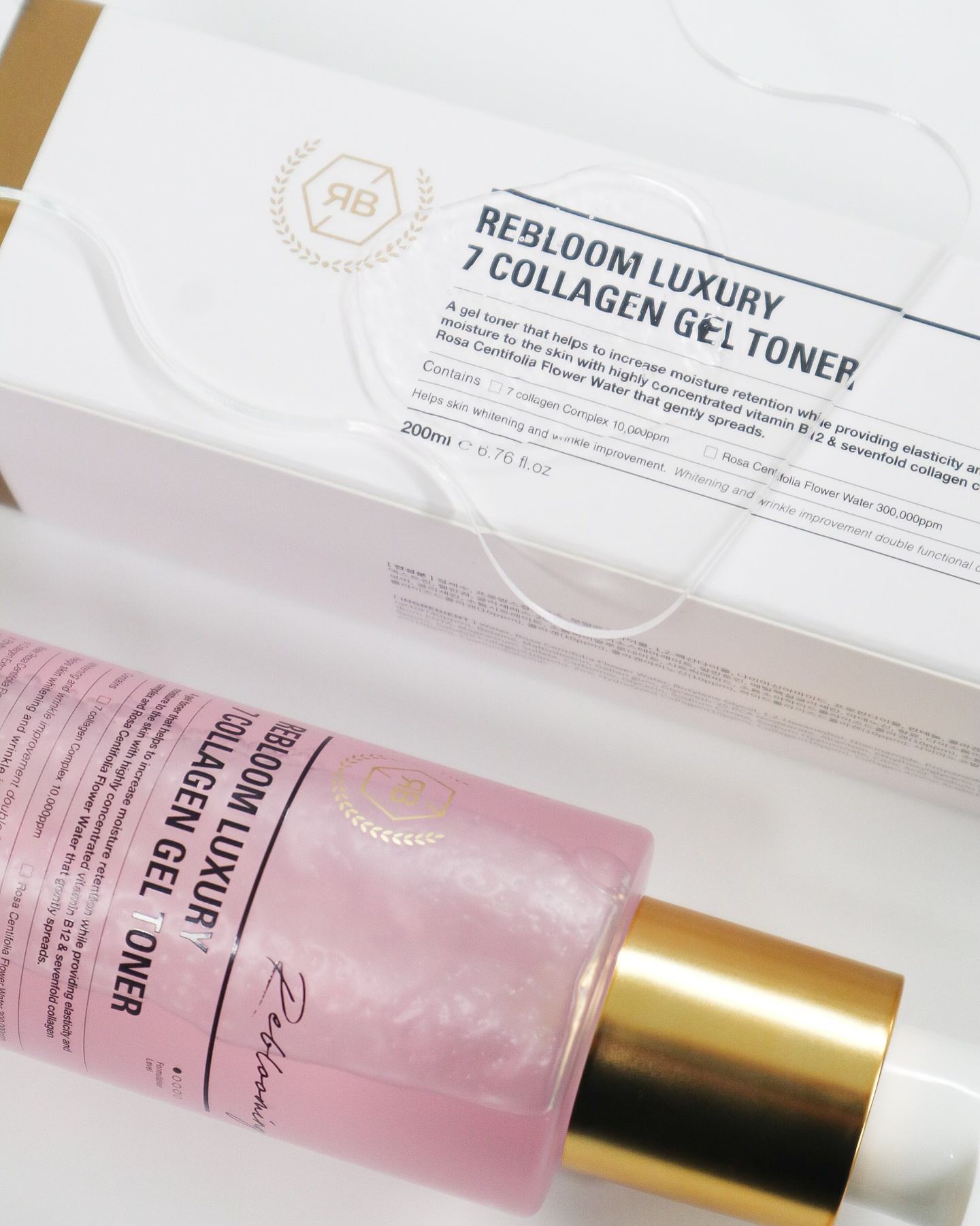 #제품제공
💗리블 리블룸 럭셔리 7 콜라겐 겔 토너💗
 
💟200ml
____________________________________________
 #리블 #겔토너 #콜라겐겔 #장미꽃수 #콜라겐토너
수분공급과 환한 피부에 도움을 주는 여름 필수 템!
원래 500ml 대용량 제품으로 출시됐다가 이번에 홈케어
맞춤으로 출시된 7콜라겐 겔 토너 가지고 왔습니다!
-
💗프로방스장미꽃수 300,000ppm 함유!
▫️피부영양 ▫️수분공급 ▫️생기부여
수만송이의 프로방스장미를 수증기로 증류하여
추출한 프로방스장미꽃수를 함유하여 풍부한 영양
공급과 수분공급 및 생기부여에 도움을 줍니다!

💗7중 콜라겐 콤플렉스 10,000ppm 함유!
▫️탄탄한 피부 ▫️수분공급유지 ▫️피부영양
고, 저분자 7중 콜라겐 막으로 피부 속부터 채워
피부 겉까지 보호 및 수분 손실 방지를 도와
촉촉하고 탄탄한 피부로 만드는 데 도움을 줍니다!

💗비타민B12 & 2중 기능성!
▫️비타민 ▫️피부미백 ▫️주름개선
사이아노코발아민(비타민B12)과 식약처 고시
인증성분인 나이아신아마이드&아데노신이 함유되어
미백 및 주름개선에 도움을 줍니다.

💗피부 수분보습을 돕는 성분 함유!
▫️강력보습 ▫️영양공급 ▫️수분&보습막
판테놀, 베타인, 알란토인, 히알루론산 함유되어
메마른 피부에 즉각적인 수분 에너지를
공급하여 피부를 촉촉하게 가꾸는 데 도움을 줍니다.

💗사용 TIP!💗
화장솜에 겔 토너를 충분히 적신 후,
피부 결에 따라 부드럽게 닦거나 팩으로 사용!
①#토너팩 : 화장솜에 겔 토너를 충분히 적셔 토너팩으로 사용
②#겔마스크팩 : 유리볼과 마스크시트에 겔 토너를 
적당량 덜어서, 자극받은 피부
-
🤍총평🤍
여름되니까 수부지력 완전 상승! 조금만 수분 덜 채워주면
피부가 화내듯이 트러블 올라오더라구요..!🥹 그래서
수분 가득 채워주는 스킨케어에 더욱 더 눈길이 가는 요즘
이였는데 그런 제가 찾던 딱 그 토너!
수분 뿐만아니라 7중 콜라겐까지 들어있어서 수분에 영양까지
채우는데 너무 좋았어요! 여러가지 토너 제형 써봤는데
겔토너는 처음이라 자꾸 흔들어보게 되더라구요!
처음 펌핑해서 손등에 올렸을때 겔 들이 따로 노는 거 아닌가
했는데 문지르니까 바로 바로 깨지면서 수분 포텐 터지는데
감탄을 했습니다! 그냥 바르는 토너나 닦토로도 좋지만
앰플 토너라 그냥 한번 쓱 닦아버리기엔 아까웠는데
저는 화장솜이나 시트지 사서 듬뿍 적셔 팩으로 사용하니까
너무 좋더라구요! 진정의 정도가 다름을 느꼈답니다!
토출 펌프를 잠글 수 있고 200ml로 휴대하기 좋지만 적지
않은 용량이여서 여행갈때도 챙겨가 햇빛에 익은 얼굴에
팩처럼 사용해도 좋을 거 같습니당! 
패키지가 고급스러워서 선물용으로도 추천드릴게용!
-
#보습토너추천 #앰플토너 #겔마스크토너
#토너추천 #에스테틱화장품 #기초화장품 #나인원코스메디
