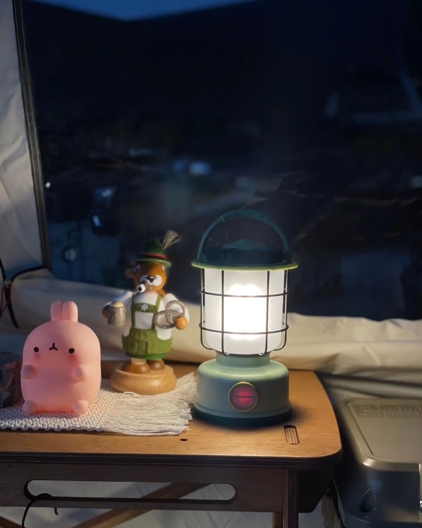 ☆JIJI CAMPING☆

지지네가 첨으로 서포터즈가
되었지 뭐예요ㅠㅠ

릿캠프 서포터즈 1기 
지지네 인사드려요~~😆
(깨방정 깨방정)

지지네 영상 보셨져?
불밝다고 혼나는 지지네🙄

지지네 불밝다고 혼난
랜턴 소개 해드릴려고해요
성능은 지지네가 검증을 하고 돌아왔네요
아저씨한테 많이 혼남😅
근데 혼나도 좋음🤣🤣

성능도 좋지만
색감이 너무 이뻐요
기존에 접하지 못한
독특한 컬러감에
지지네는 벌써 반했지요🥰😍

 릿캠프 랜턴의스팩도 너무 좋더라구요
L7P (850루멘),L65P(780루멘), L6P(1200루멘)의 최대밝기를 가지고 있어요

그리고, 아래 위 두개의 개별버튼으로 총4단계의 밝기 조절(위 버튼)과 5개의 모드 조절 (아래 버튼)이 가능합니다. 

크기는 
 L7P-지름:12.2cm/ 높이:25.5cm/687g
 L65P-지름: 10.5cm/높이:22cm/560g
 L6P-지름: 10.5cm/높이:22cm/560g
의 사이즈를 가지고 있습니다. 

함께 배송되어 지는 랜턴 박스밖에도 간단한 스펙이 적혀 있어 , 참고하기좋았어요
박스안에는 충전기, 랜턴을 걸 수 있는 고리까지 딱 필요한 구성이 아주 딱!!!😊

이거 들여놓으면
감성 한수푼 추가 예약!!

지지네는 감성 한스푼 또 추가됐네요😊

litcamp.official

#바다캠핑
#감성랜턴
#여자셋캠핑
#실미도유원지
#캠핑장비#캠핑용품
#캠핑중독#꽃게잡이