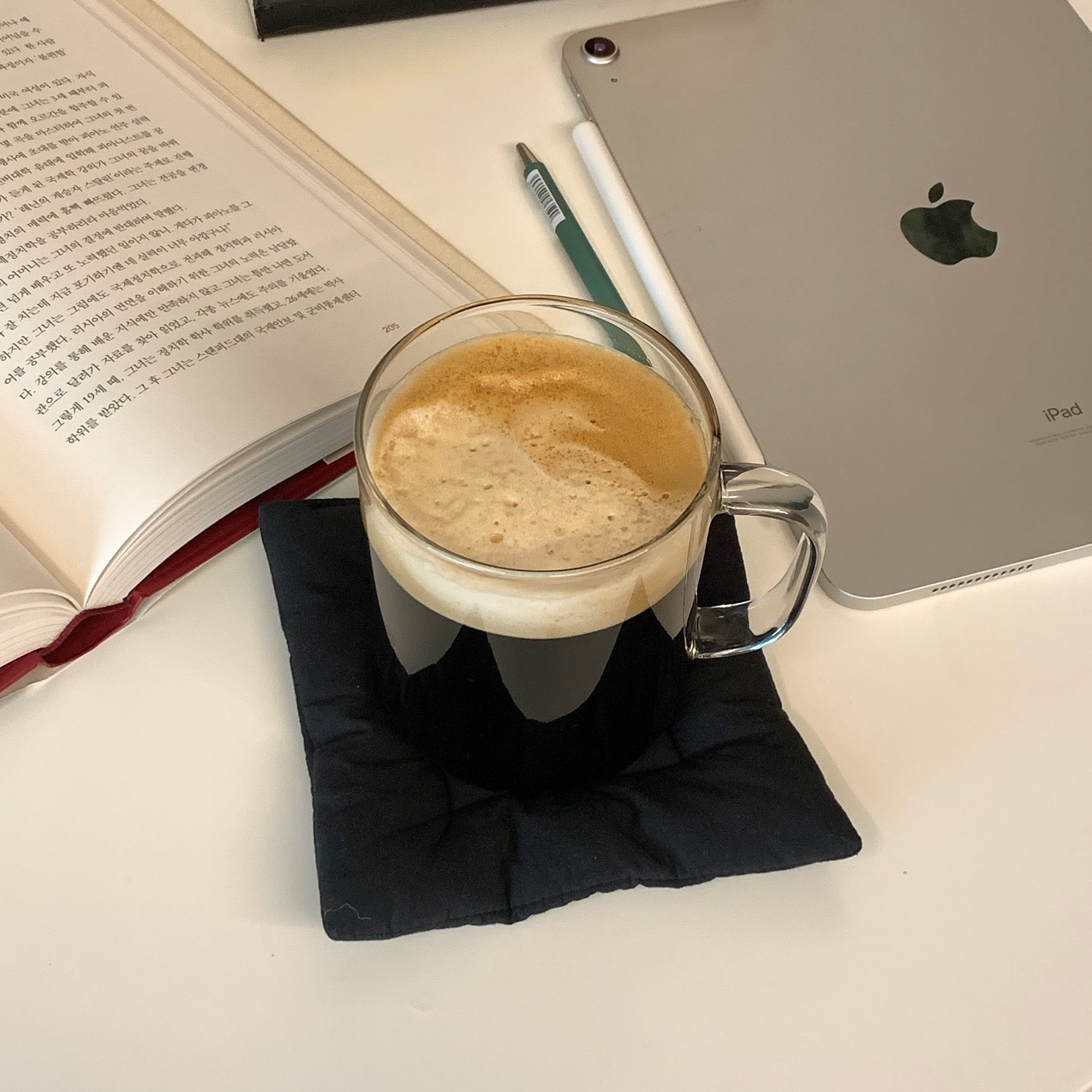 Morning coffee ☕️
역시 아이스 아메리카노가 제일 좋아 ⠀̆̈

#홈카페#얼죽아#아이스아메리카노#coffee#homecafe