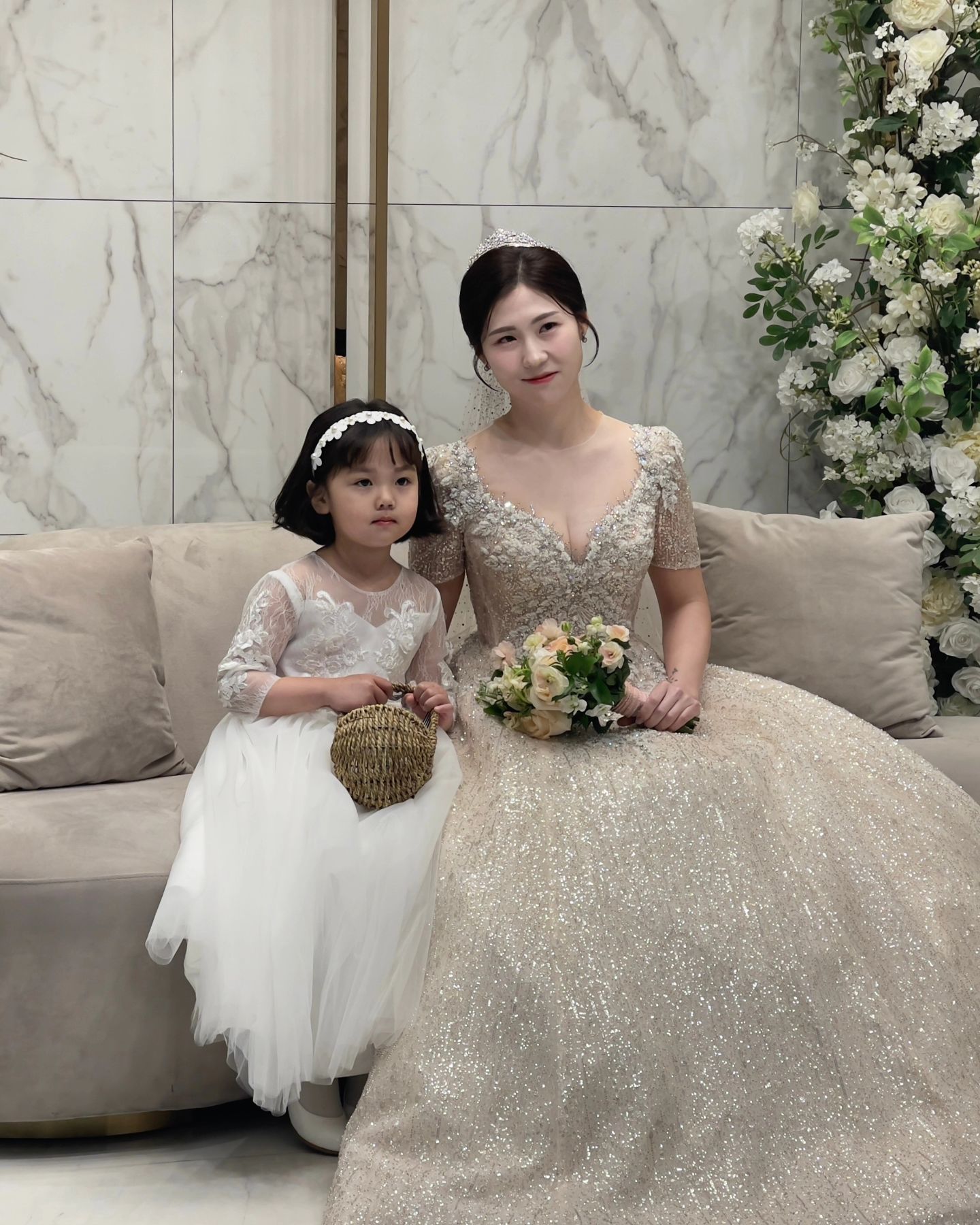 ◡̈ 𖤐 
춥지도 덥지도 않던 너무 좋은 날
사랑하는 내 친구 시집 가는 날 
너무 이쁜 내 친구
행복하게 즐겁게 웃는 일 가득 
사랑하면서 잘 살면 좋겠다 

그리고 

현창 시터 이모님 계속 지아봐줘서 ㄱㅅㄱㅅ
우리엄마가 고릴라삼촌 고씨라서 고릴란줄 알앗는데..^^