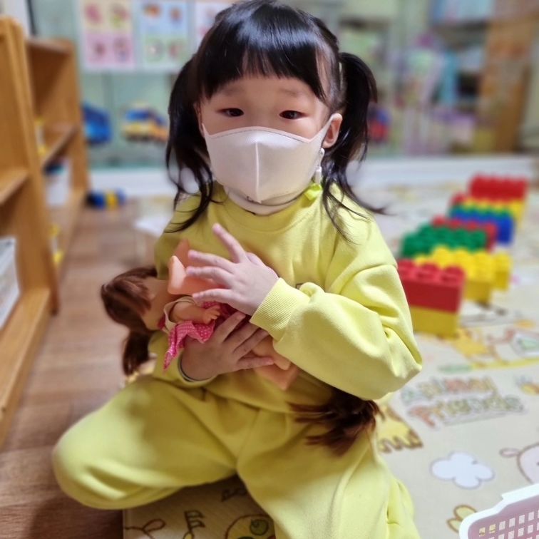 #김줴스타그램 #김줴일지

네 ~  자기님덜 그래요 
얘 오늘 집에 있어요^_^
아푸려고 애가 밥량이 줄었나 싶은🥲
아프기 시작하믄 식사를 안해서
당 떨어질까봐 애미 간조리기

애 비위 마쳐가며 밥 조금씩 먹이고
촤콸릿도 줘가며 지내는중
일 안하니 데리고 있지ㅜ
애가 짠해 나니몬 지민ㅜ
몇일 더 밤새 기침 하겠지만
버텨보자. 열만 나지말어 부탁해🙏🏻
(애기 멘탈 집나감주의)

아니 초기 감기인디 
하루만에 기침 오짐 징그럽다
바이러스 🦮🐦끼 10🐦끼
내가 욕을 못끈는 이유

#의정부소통#남매맘
#의정부맘#의정부맘그램