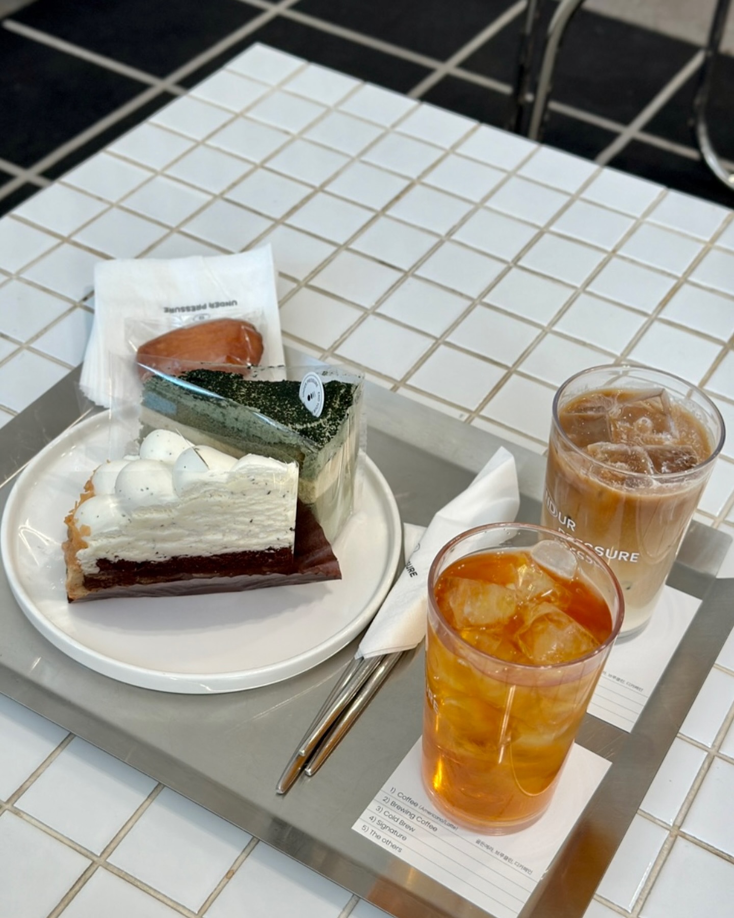 #협찬 / underpressurecoffee #삼성역카페 #언더프레셔 에 드디어 다녀옴 ! 강남에서 흔히 볼 수 없는 대형 카페로 로스팅 센터를 보유한 로스터리로 여러가지 원두를 다양하게 맛볼 수 있어서 좋았고 :) 공간이 넓어 스팟마다 다른 컨셉으로 꾸며져 있어 여러가지 무드를 느낄 수 있어서 색달랐고, 무엇보다 본질에 충실한 커피와 음료의 맛에 감동 ~ !

☕️ 첼시 커피
헤이즐넛 베이스의 달콤한 라떼인 첼시 커피는 달다구리 당 충전 제대로 해주는 맛 !

🫖 동방미인 티
쨍한 주황빛이 너무 예쁘고, 새콤달콤하면서도 얼음의 시원함 덕분에 대낮의 무더위를 싹 ~ 날려줬던 🧡

🍰 얼그레이 / 쑥절미 케이크
시즌마다 제철 재료를 사용해 다양한 라인업을 선보인다는데, 여기 디저트 맛집이네 싶었던 - 🤍 퐁신퐁신 부드러운 크림 덕분에 촉촉함 제대로 느낄 수 있었고, 너무 달지 않아 자꾸만 먹게되는 마성의 매력 한가득 ! 얼그레이의 은은한 향과 쑥 디저트라면 눈에 불을 키고 찾을 정도로 좋아한다면 ??! 둘 다 강.력.추.천! 

반려견 동반도 가능한 널찍한 공간에서 친구와 정말 즐거운 시간 보낼 수 있었기에 다음번에는 남편이랑 데이트하러도 와야지라고 다짐 ! 💕

#봉은사역카페 #코엑스카페 #브루잉커피 #봉은사역카페 #테라스카페 #강남대형카페 #원두맛집 #아이스크림라떼