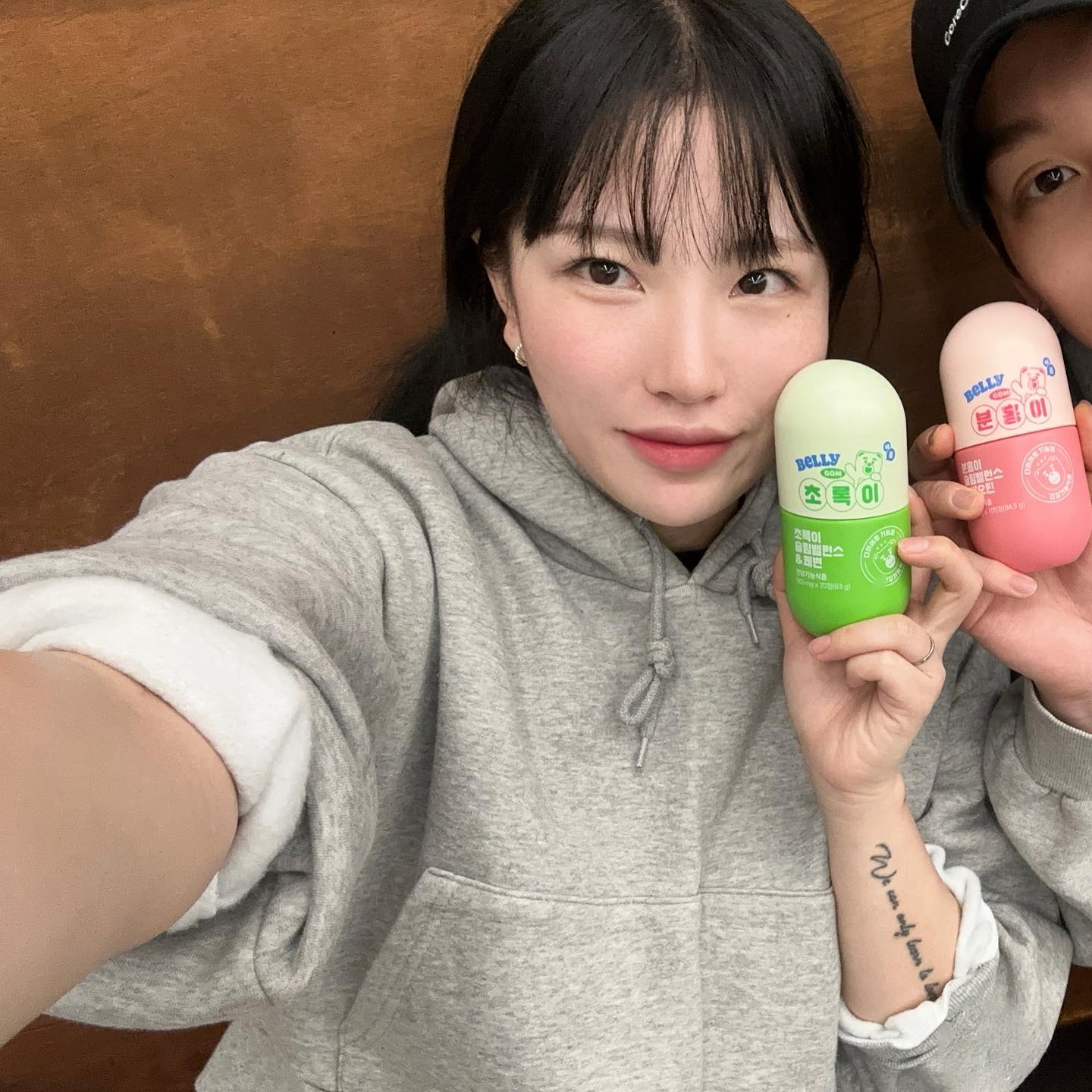 #협찬 #광고

지금 #올리브영 에서 귀여운것도 모잘라서 5일분 추가 증정까지 하고있는 모르는 사람이 있나싶은 #분홍이초록이 이번 새해 다짐은 진짜 너희로 정했다 ..

진짜 T M I 나 연말모임가서 외숙모가 이거 먹는거보더니 이거 💩 진짜 잘나오는거 아니야 ? 이래서 아 초록색 🚽 잘 간다는데 저는 진짜 필요해요 했는데 하 ; 대박 너무 짱 ; ㅋ 우ㅐㄱ

분홍이는 다이어트 핵심원료 HCA’ + 에너지 충전에 도움을 주는 ‘ 비오틴 ’ 성분이 들어있고 다이어트 기간 중 지치지 않도록 비타민 B군 등 영양에너지 100% 함류 ! 
응아도우미 초록이는 다이어트 핵심 원료 ‘ 카테킨 ’ +  배변활동 원활에 도움을 주는 성분 과도한 운동이나 스트레스 등에 의해 생기는 유해산소를 제거하여 항산화 케어 , 신체건강도 올려준다합니댜 ! 

💚 섭취방법도 너무 간단 3분 2초라고 외우래요 식전 3회 분홍이 식후 2회 초록이 🩷

#협찬 #GRN #분홍이초록이 #슬림밸런스 #미니멀다이어트 #새해다이어트 #다이어트 #다이어트추천 #식단관리 #체지방관리 #올리브영 #올리브영다이어트 #올리브영추천 #올리브영추천템