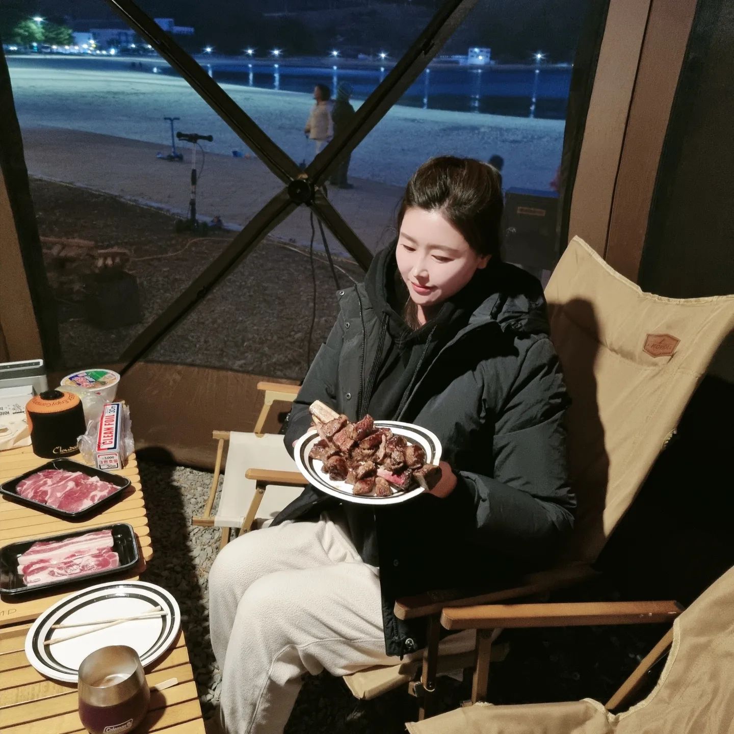 #협찬

한파에도 캠핑은 못참지😆

캠핑에서 바베큐 빠지면 섭하죠~
이번 캠핑은 육감적 우대갈비 스테이크♡와 삼겹살&목살 구이!!

다양한 브랜드 고기 먹어봤는데 육감적 고기 잡내 없이 부드럽고 넘 맛있어요!
우대갈비는 꽃갈비살 부위를 뼈모양 그대로 자른거라 레알 부드럽고 고소하고 맛있는데다 뼈로 플레이팅까지 느낌있게 되니까 분위기 끝판왕이네용 😋

넘 맛있어서 선물해도 좋을 것 같아요!
담번엔 육감적 토마호크로 분위기 내보려고용~
육감적 고기 재주문 각!!

🌈육감적 블랙 프라이데이 위크(11.21~30)
블프 할인 행사와 다양한 연말 이벤트가 준비되어 있으니 6gamzuk 얼른 구경 고고!!!!

#한우는육감적 #육감적 #블랙프라이데이 #육감적블랙위크 #고기는사랑입니다 #가심비 #가심비최고 #토마호크 #한돈 #캠핑고기 #캠핑고기추천 #우대갈비 #캠핑준비물 #캠핑음식 #고기선물추천