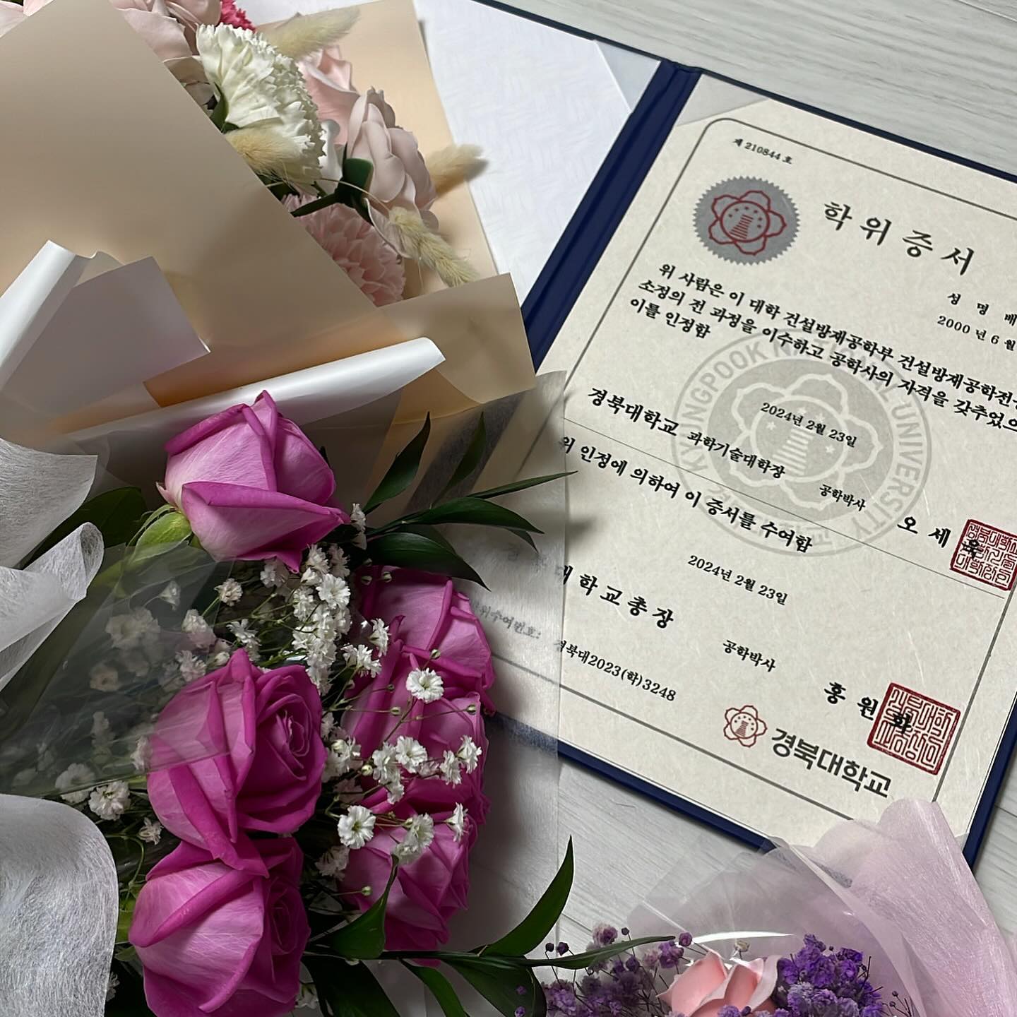 축하해주셔서 감사함둥🎓
.
.
.
.
#대구 #경북대학교 #경북대 #졸업식 #졸업 #꽃