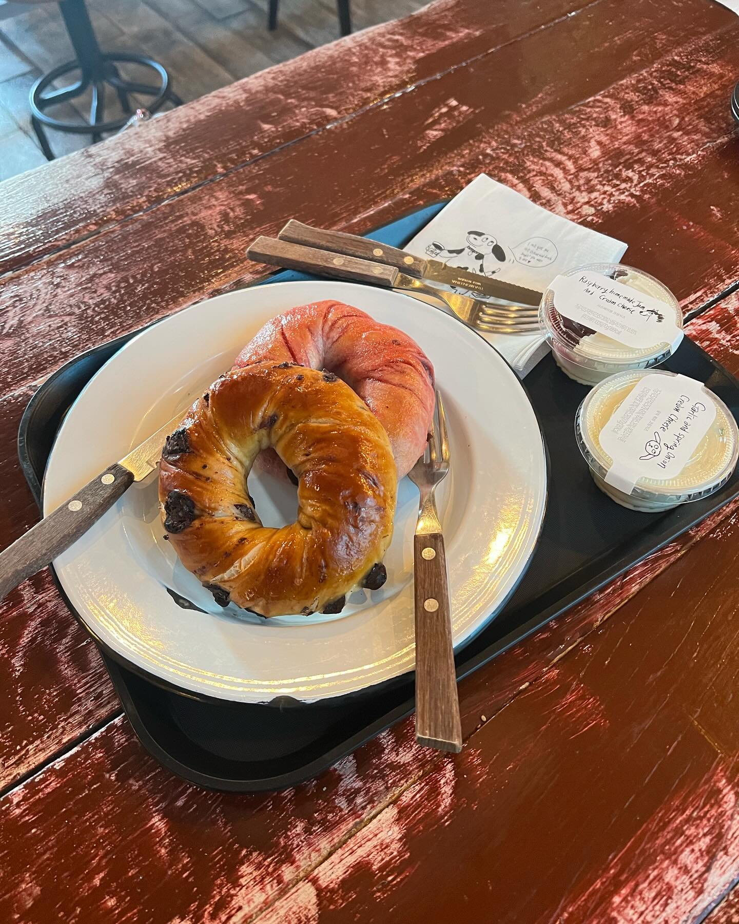 초코 베이글이랑 갈릭, 그린 어니언 크림 치즈에 의외로 맛있다. 단짠의 콤보랄까 은근 중독성 있어😏 
.
.
.
#런던베이글뮤지엄 #런던베이글 #압구정로데오맛집 #압구정로데오카페