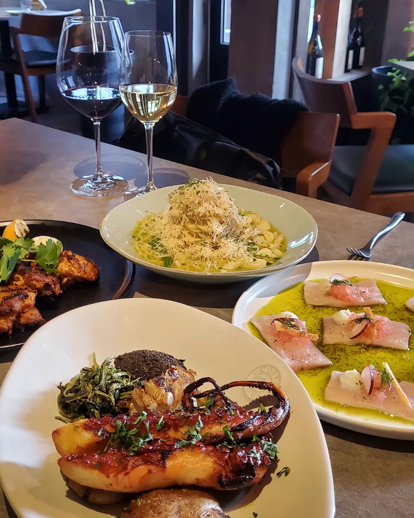 #협찬 namsan_winery 

포르투갈 레스토랑 남산와이너리 🤍
블루리본 받은 경리단길 맛집이다.
아늑한 분위기에서 포트와인 맛보기 좋은 곳.

주택을 개조한 와인바🍷 
창가자리는 금방 예약되니 미리미리 예약하기!
예약은 캐치테이블/네이버예약 으로도 가능.
연말 기분 내기 좋은 맛집 찾아서 행복🫶

.
.
.

#경리단길맛집#경리단길와인#경리단길브런치#이태원와인#이태원와인바#이태원회식#이태원브런치#경리단길와인바#녹사평역맛집#이태원파스타#경리단길파스타#이태원모임#경리단길모임#이태원연말모임#남산와이너리#먹팔해요#먹팔소통#먹팔환영#먹스타그램