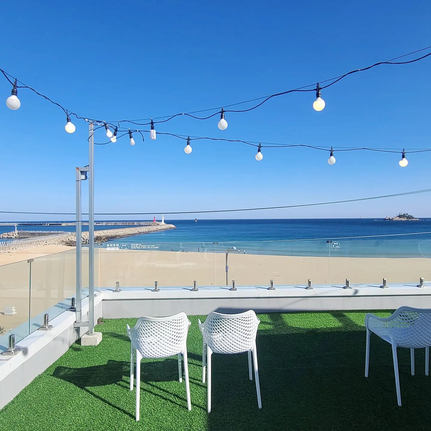 조용한 해변앞에 위치한 속초 오션뷰 카페
루프탑 뷰 맑고 깨끗했다...🌊

📍카페청호동

✔️강원 속초시 청호해안길 123
✔️영업시간 11:00~20:00
✔️루프탑은 노키즈존으로 운영되고 있어요

 
#속초카페 #속초오션뷰카페 #속초루프탑카페 #속초여행 #속초맛집 #카페청호동