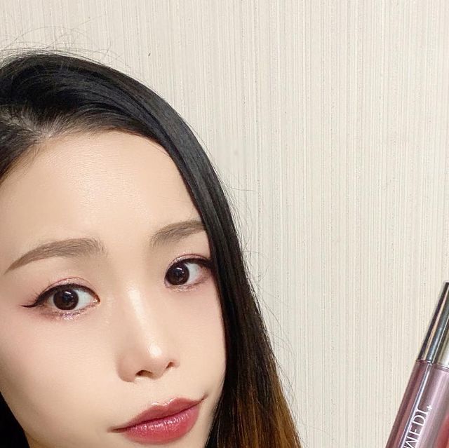  전혜경 on Instagram: "#광고
[비오틱메디] 딥 펩타이드 콜라겐크림

얼굴은 매일 열심히 관리하는데 사진을 찍다보면
자꾸만 신경쓰이는게 있는데 바로 목주름이예요~!!
나이테처럼 짙은 목주름이 더 나이들어 보이게
하는 것 같더라구요~!! 😢😢

늘 피부관리의 사각지대로 신경쓰지 못했는데 
목의 피부는 다른 피부 보다 얇아서 쉽게 자극받아
집중적인 주름관리가 필요하더라구요~!!

지금 부터라도 열심히 관리하려고 찾은 
딥 펩타이드 콜라겐크림은 저분자 콜라겐과 
펩타이드가 함유되어 있어 목주름 사이를 촘촘하게 
채워주고 LED 디바이스가 같이 있어 한층 더 
탄탄하게 가꿔주는 부스터 역활을 해줘요~!!

아이크림은 부드럽고 영양감이 느껴지는 제형감으로
끈적임 없이 흡수도 잘되고 쭉 짜서 원하는 만큼 
양 조절도 쉽고바로 디바이스로 문지르듯 롤링하면서
흡수 시켜주면 되니까 아주 간편하고 피부에 닿는 부분들은 
꼼꼼하게 인체에 무해하고 재활용이 가능한 친환경 소재로
내식성이 뛰어나 안전하게 사용할 수있는 아연 합금으로
만들었어요~!!

LED 디바이스도 초당 12,000번의 미세 진동으로 
피부 속까지 침투해 흡수되도록 케어해주고 
KC 인증 까지 받은 안전한 제품이예요~!! 😄😄💕

노화의 첫 신호로 목부터 시작해 얼굴로 주름이 타고
올라간다고 하니 얼굴뿐만 아니아 목도 비오틱메디로
관리하자구요~!! ❤️❤️❤️❤️

.
.
#비오틱메디#bioticmedi#목주름#팔자주름#눈가주름#딥펩타이드콜라겐크림 #주름관리"